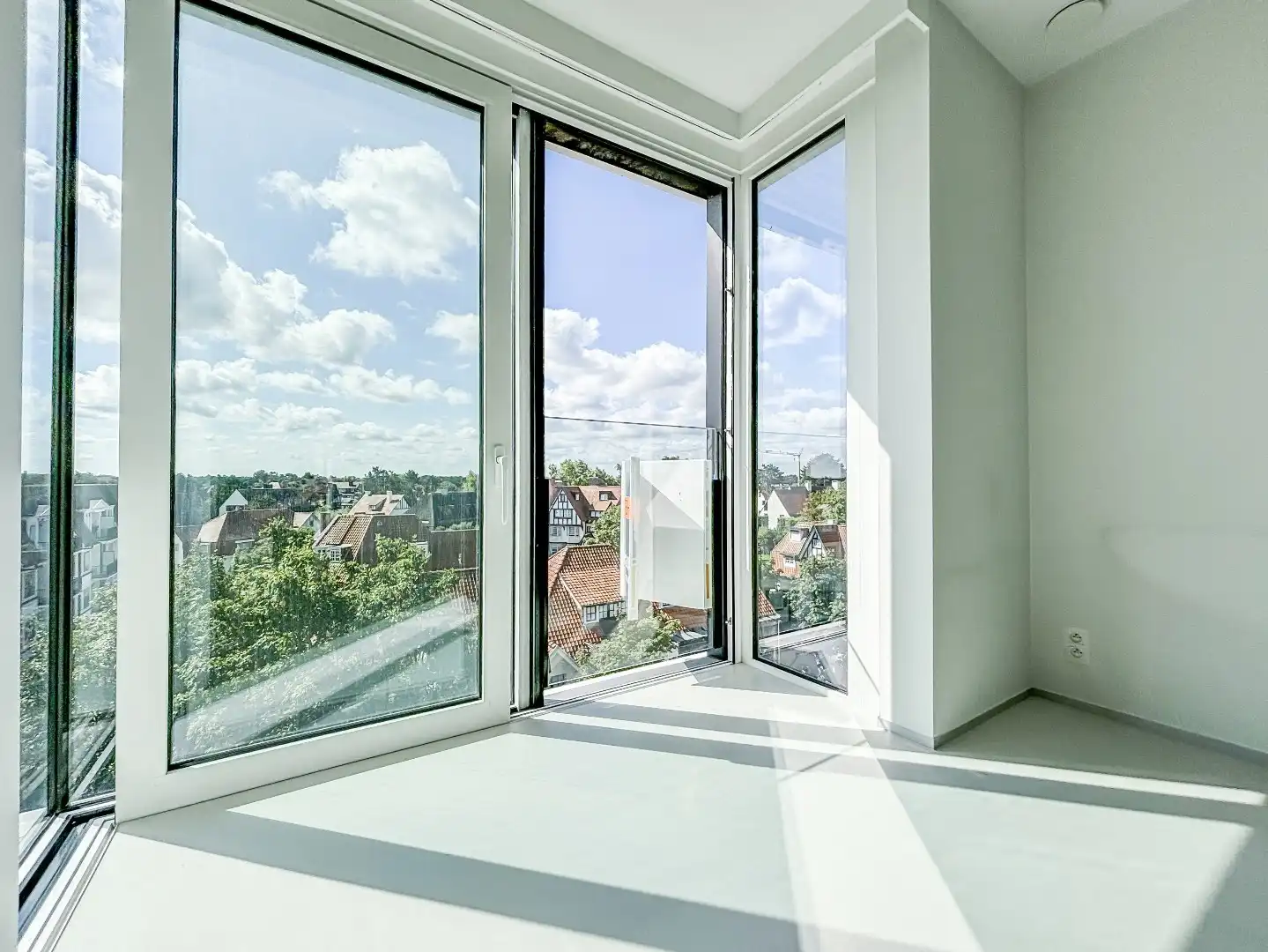 Zeer recent appartement met 1 slaapkamer gelegen op de Kustlaan met prachtig zicht over de villa's van het Zoute. foto {{pictureIndex}}