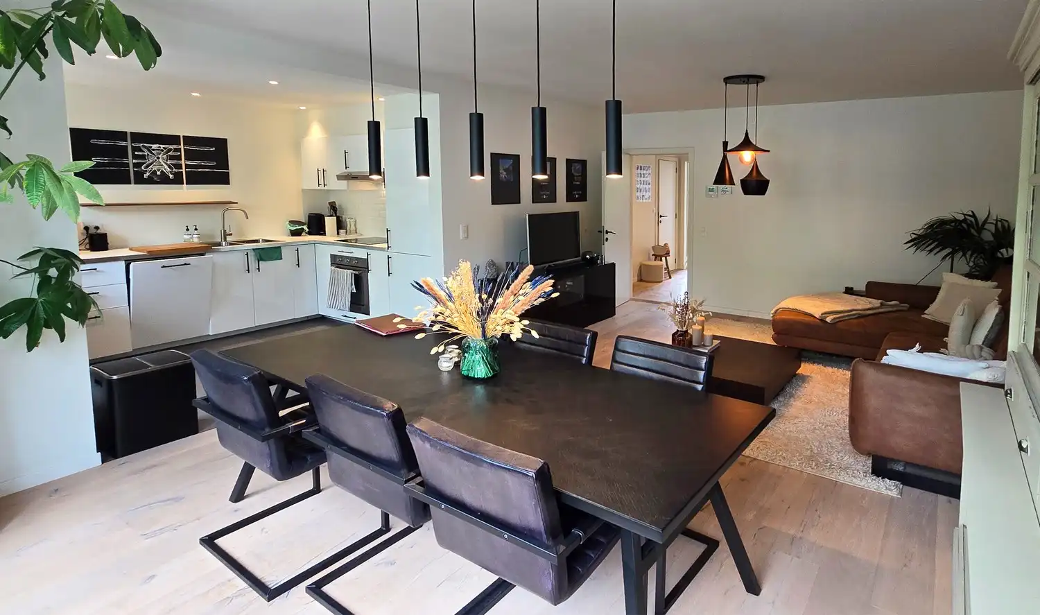 Fijn en licht appartement met garagebox en staanplaats en prachtige tuin op uitstekende ligging te Kapellen foto 2
