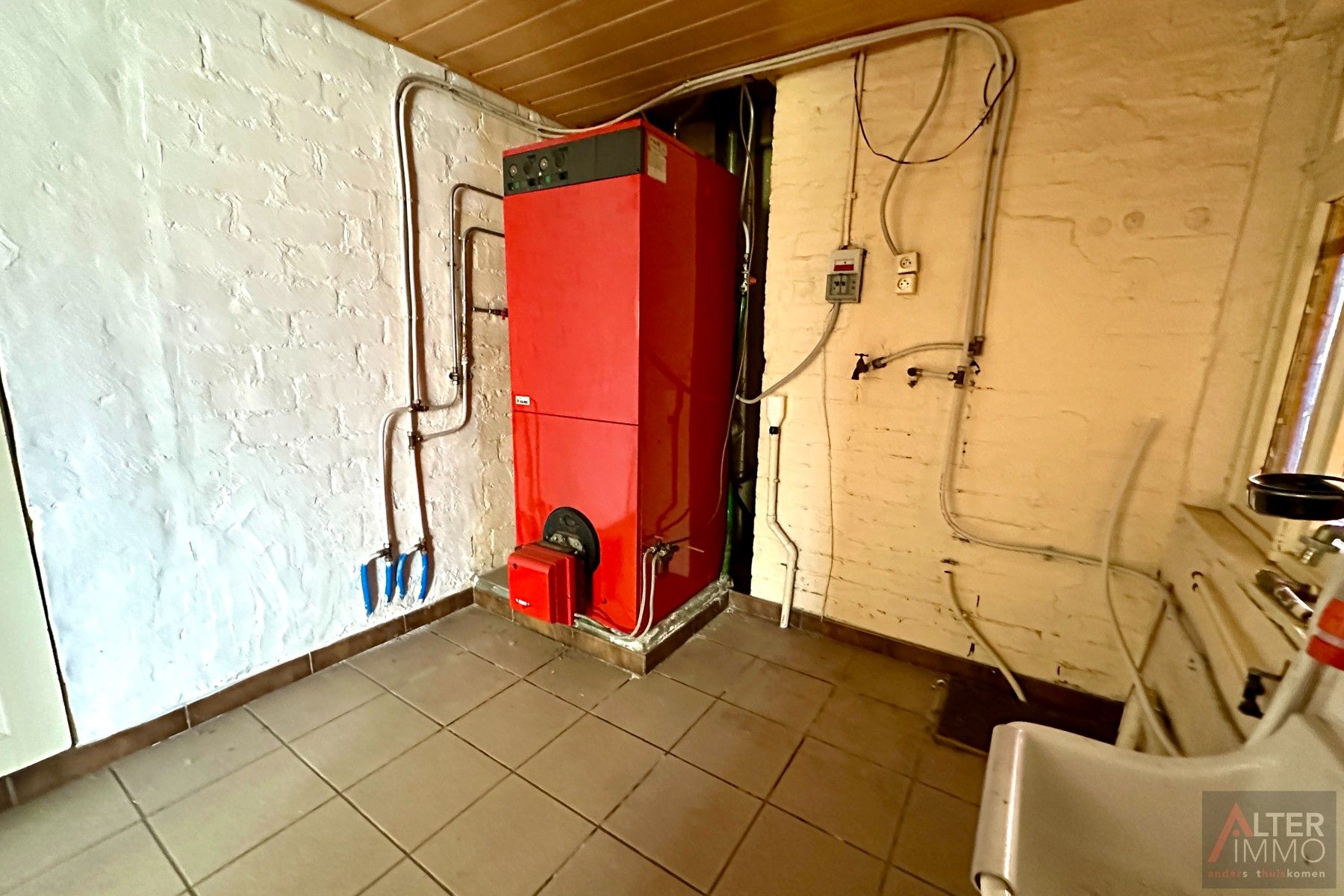 Te renoveren woning uit 1949 met achterbouw en garage op een hoekperceel van 5a 24ca. Deze open bebouwing ligt in een residentiële buurt. foto 20