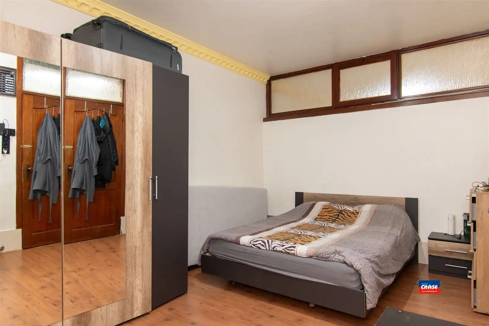 Woonhuis met tien slaapkamers en hangaar foto 7