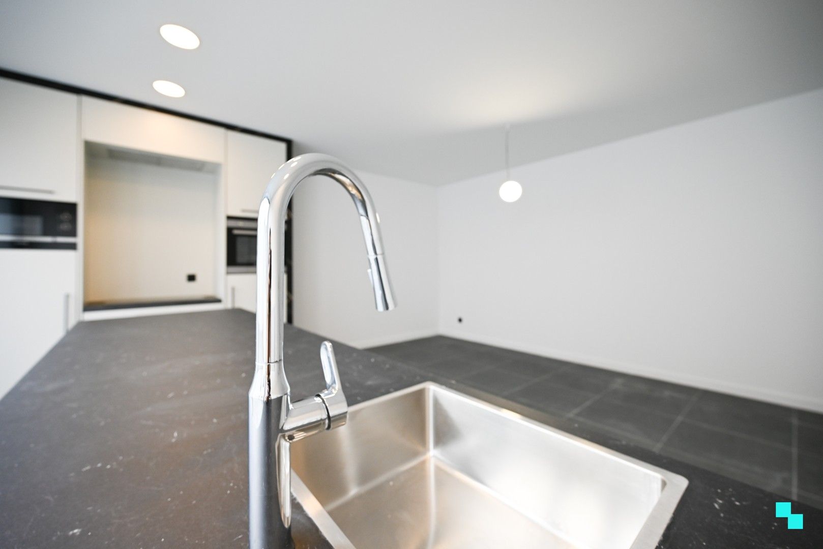 Compleet vernieuwd gelijkvloers appartement met zonneterras in hartje Wevelgem foto 3