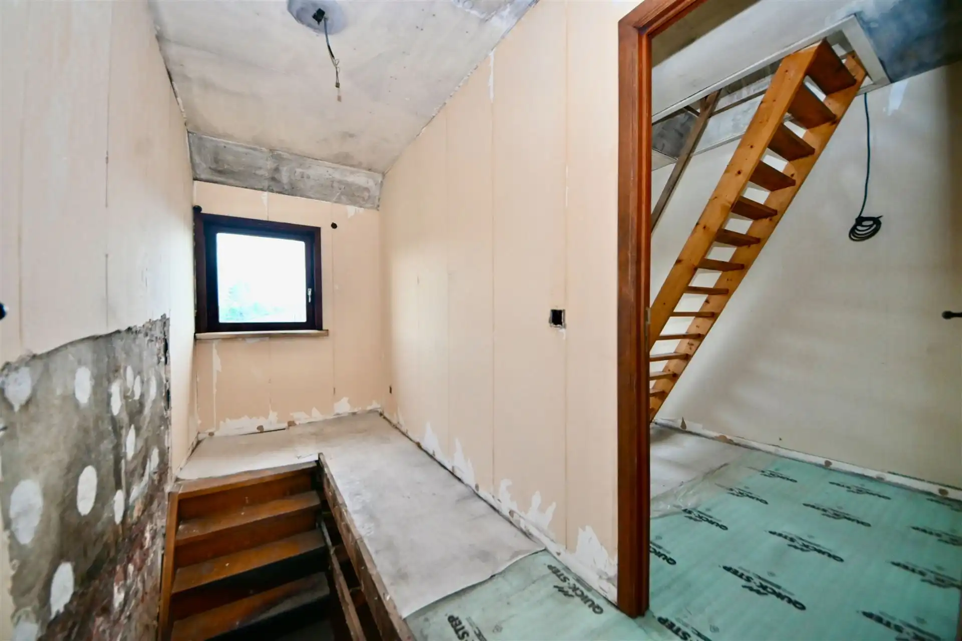 Rijwoning met 2 slaapkamers en tuin met achteruitweg. foto 9