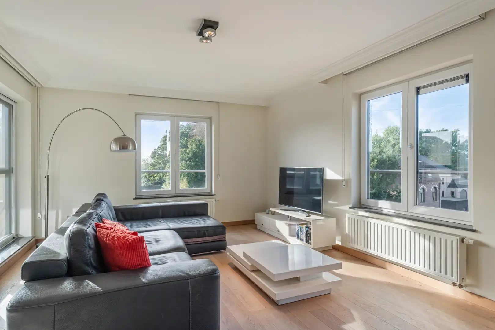 Exclusief penthouse met ruim terras, 2 slpk, extra brede autostaanplaats, centrum Houthalen foto 6