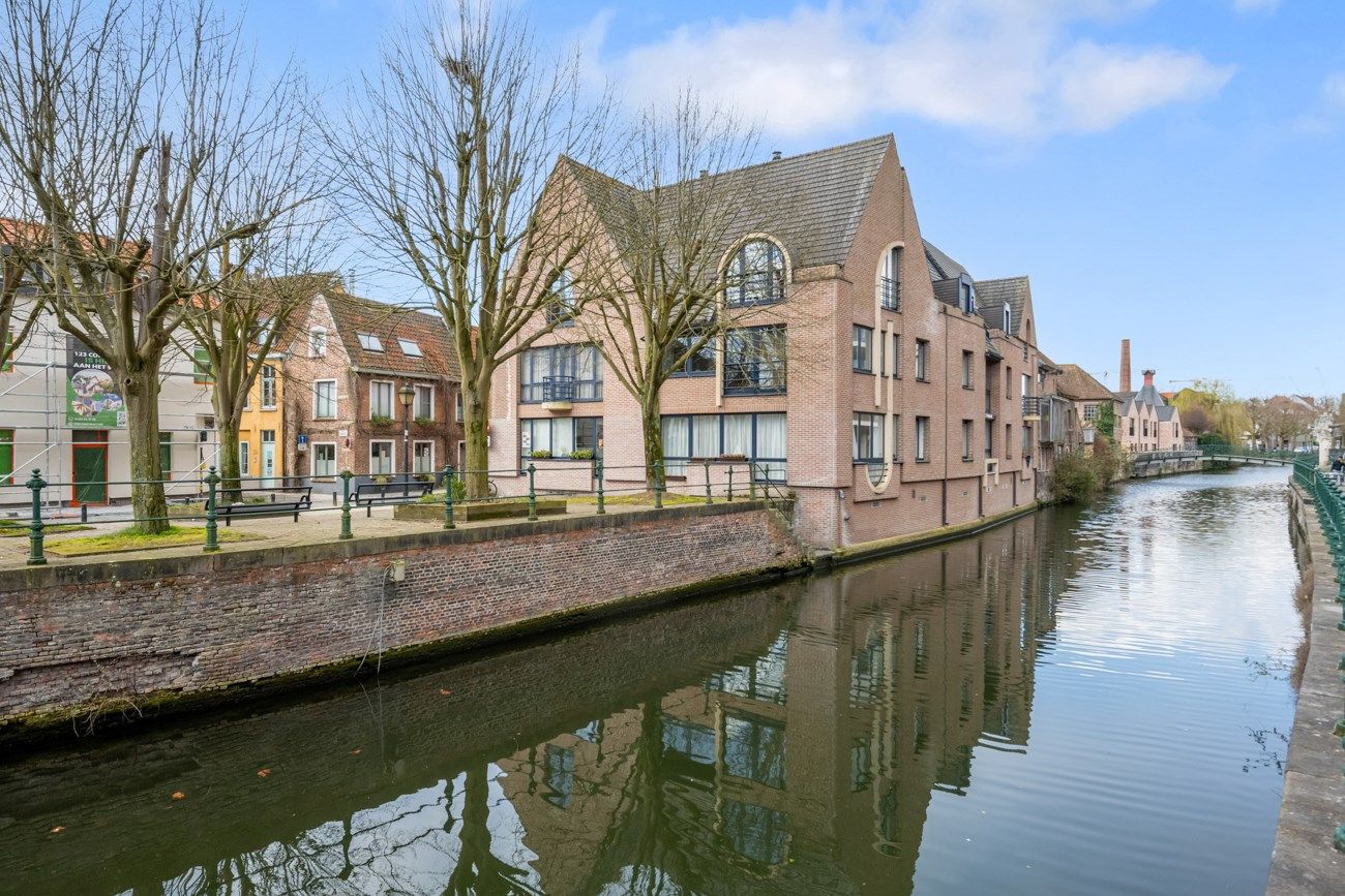 Palend aan de Lieve: Comfortabel appartement met lift, garage en 2 slaapkamers in het Prinsenhof foto {{pictureIndex}}