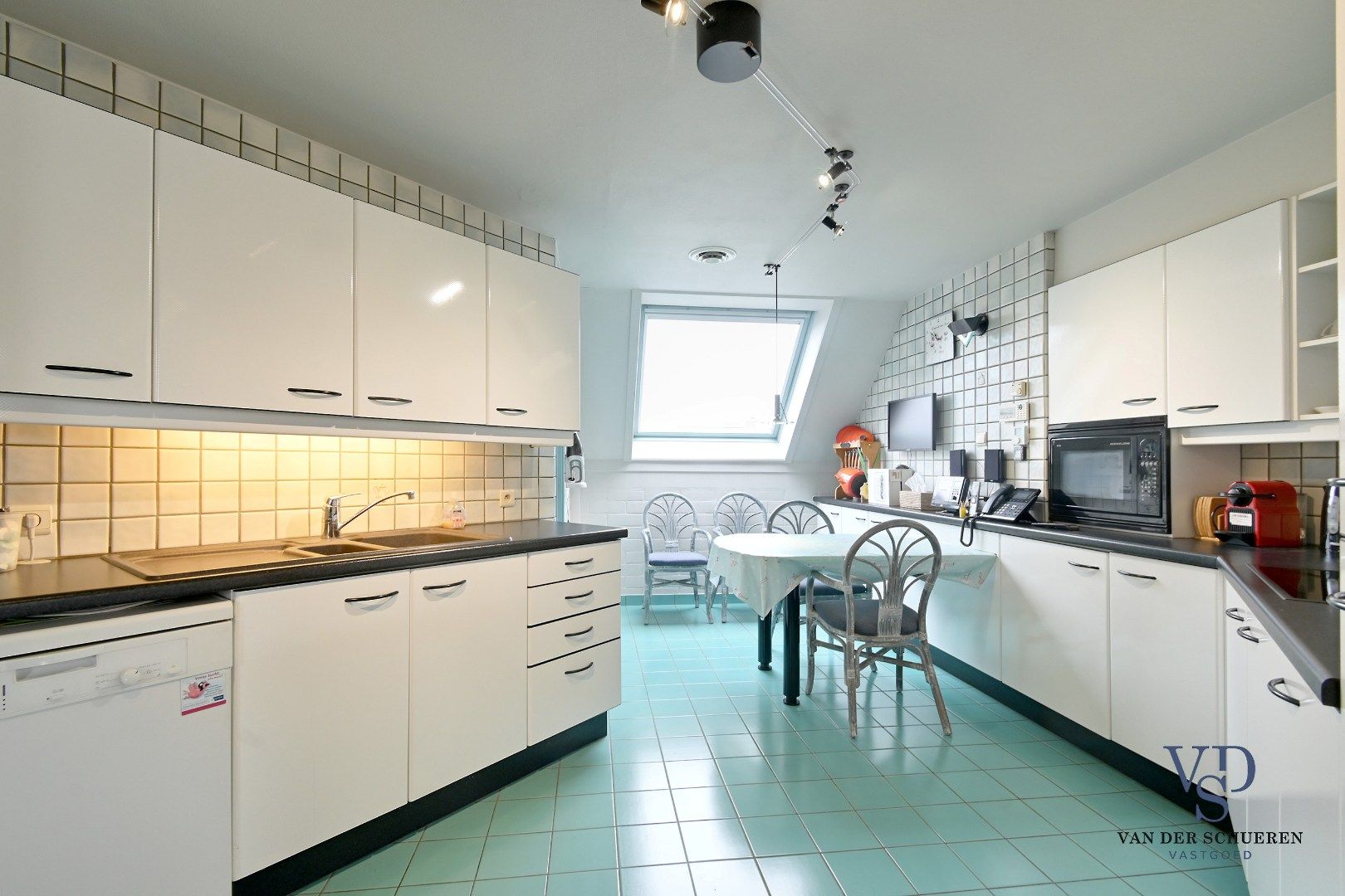 Ruim handelspand met penthouse in villastijl foto 26