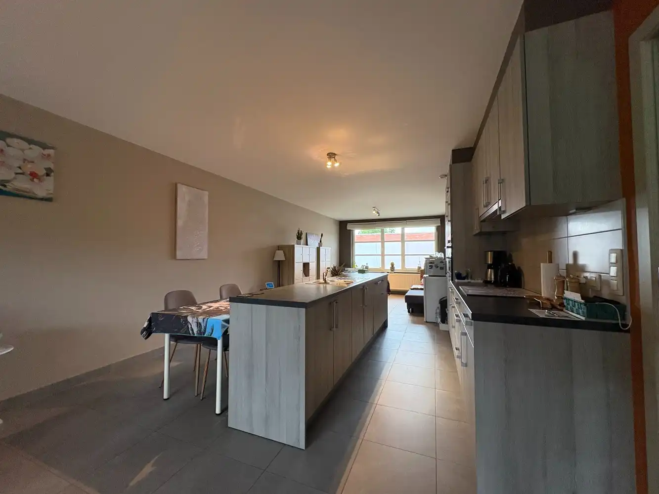 Gelijkvloers appartement met twee slaapkamers + autostaanplaats foto 3