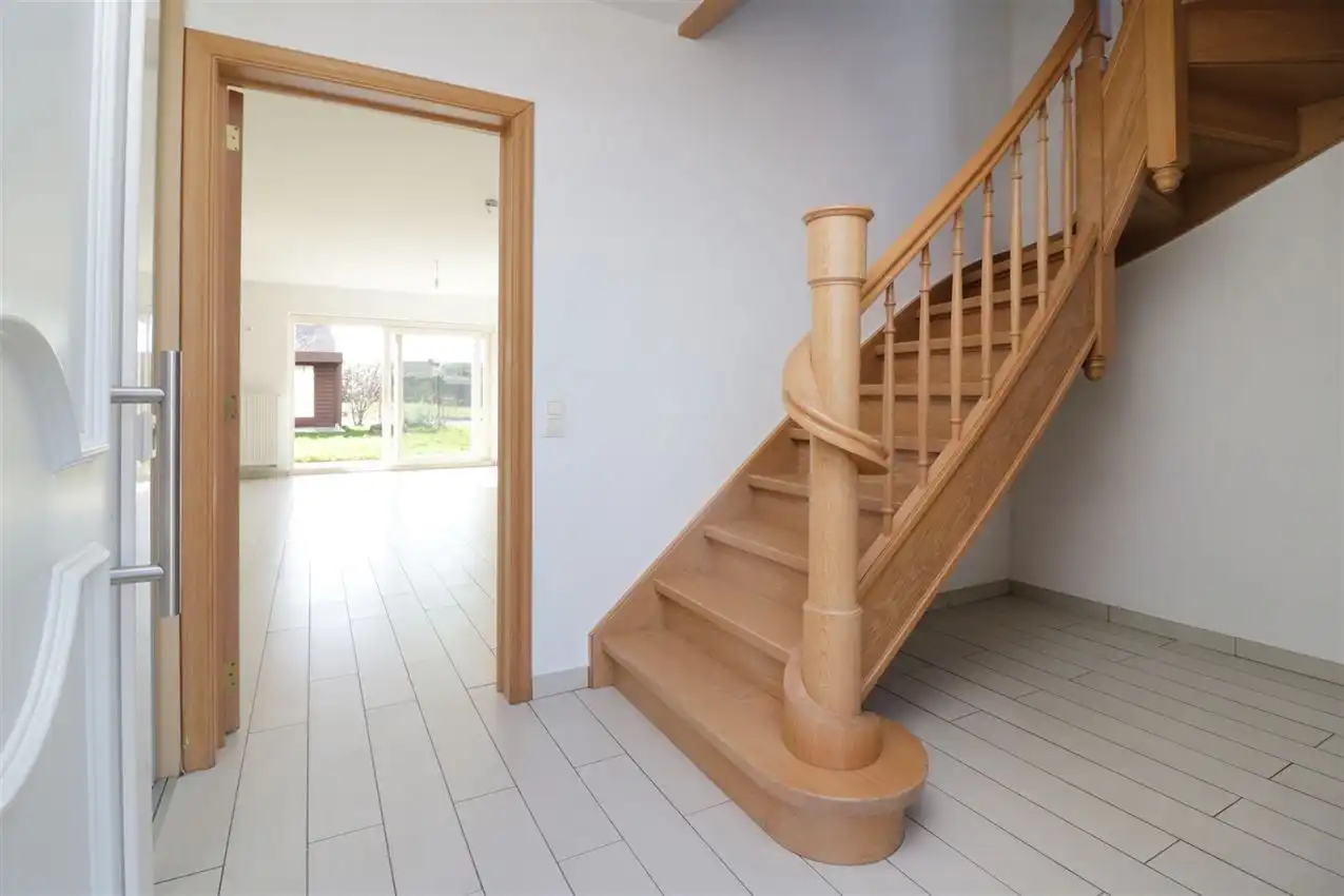 Recente woning met drie slaapkamers en garage op rustige locatie foto 12