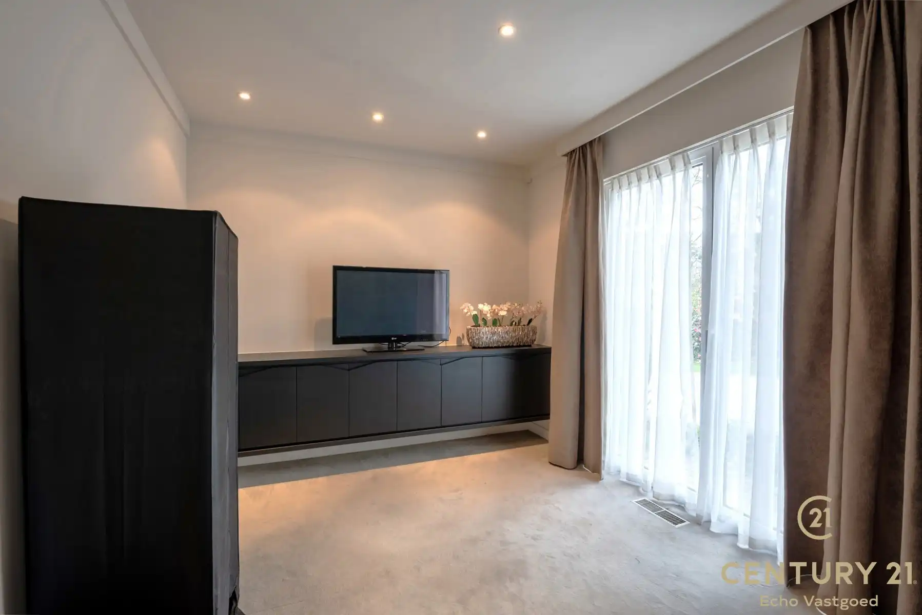 Gelijkvloerse fraaie villa met prachtige tuin op ca 1700m² foto 5