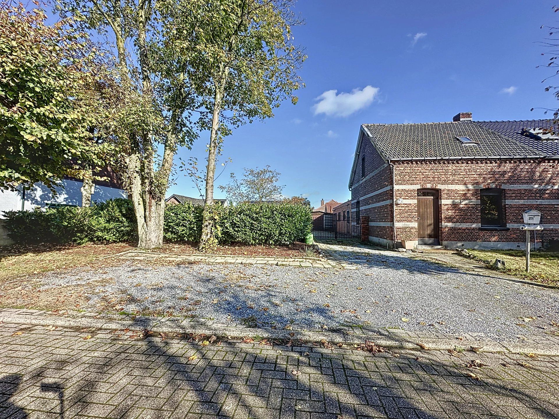 Gezellige, ruime te renoveren woning op een groot perceel. foto 2