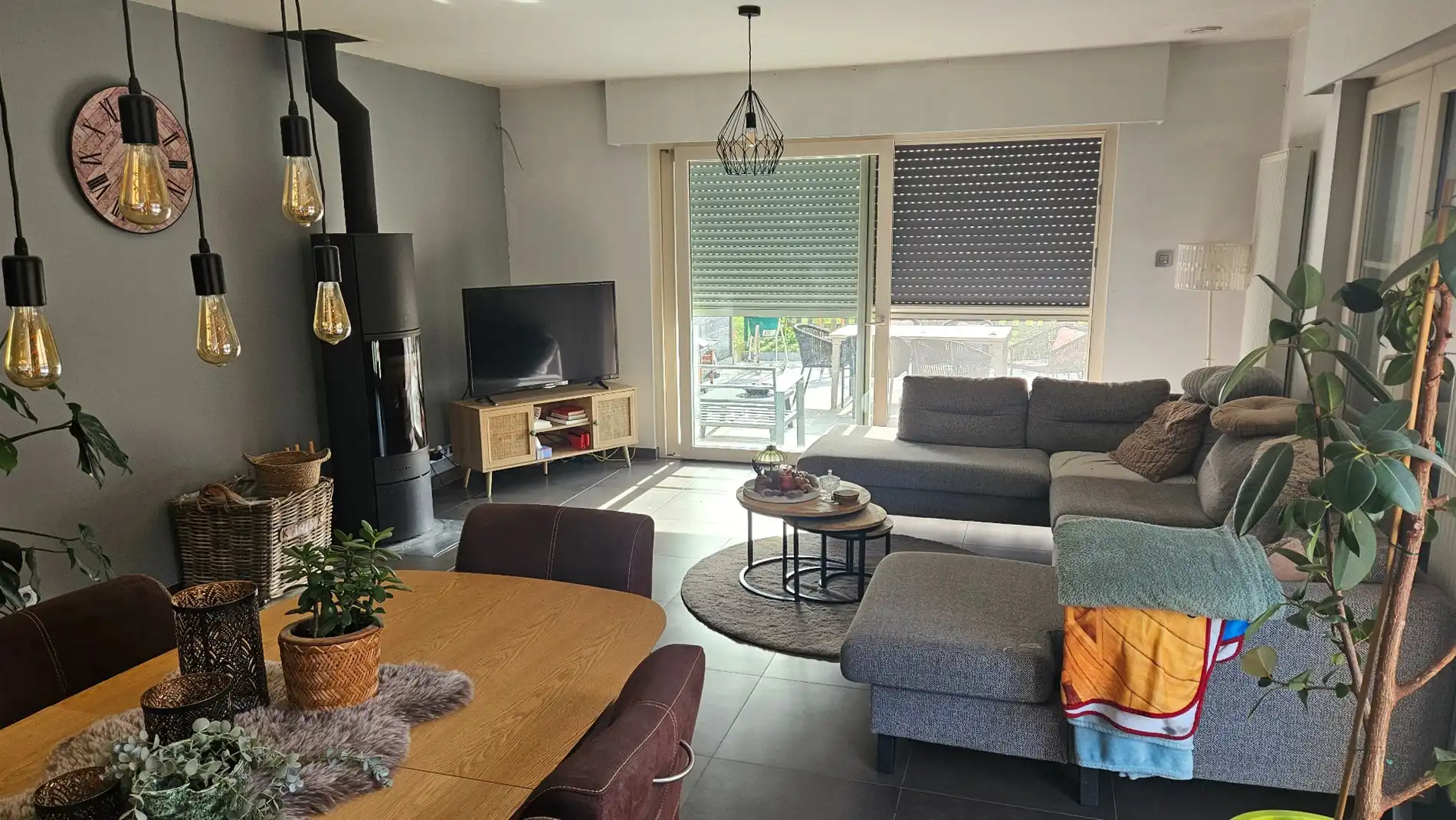 Uiterst ruime woning met 3 slk, 2 garages en tuin foto 7