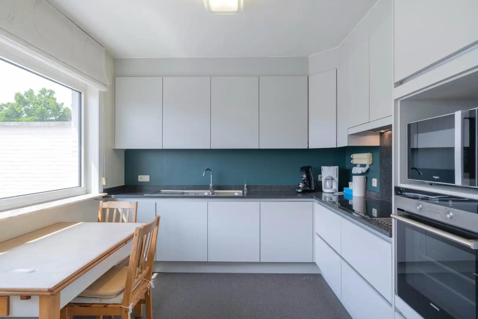 Ruim appartement op de 3° verdieping in hartje Hoeselt, met 3 slaapkamers, garage en prachtig terras met panoramisch uitzicht.  foto 9