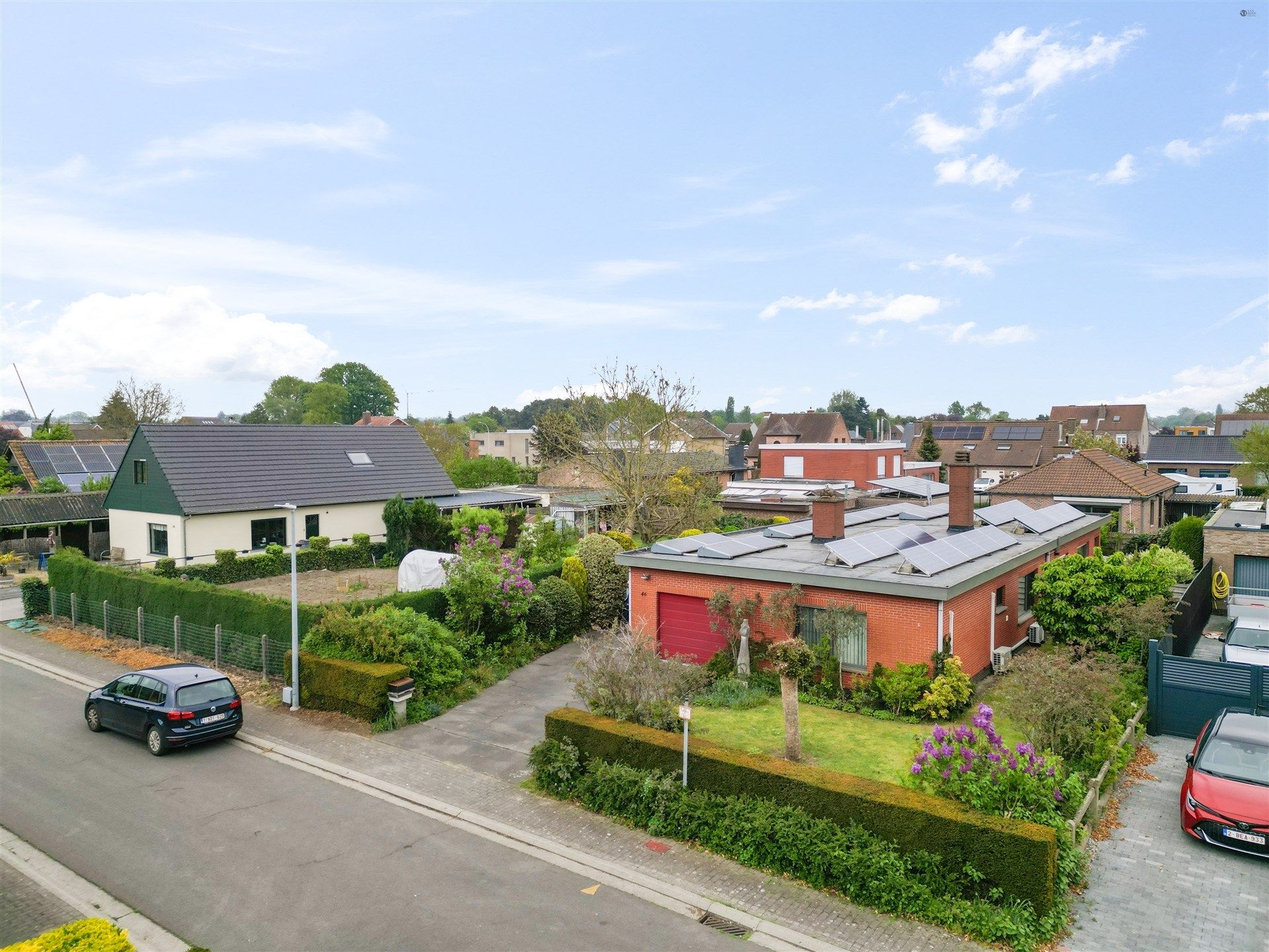 Rustig gelegen bungalow op 578m² grond met 33 zonnepanelen foto {{pictureIndex}}