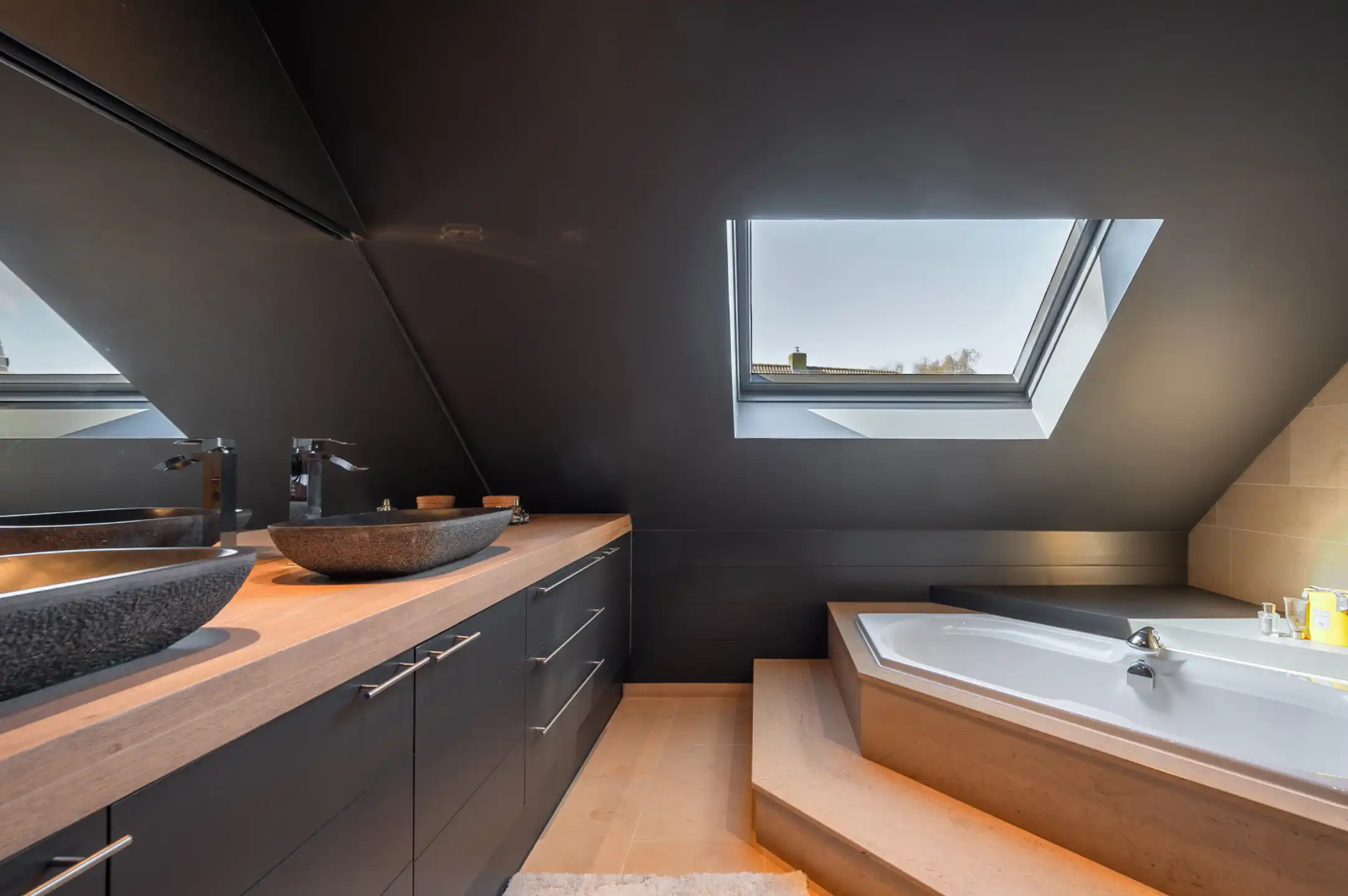 Tijdloze villa met buitenzwembad en exclusief poolhouse foto 21