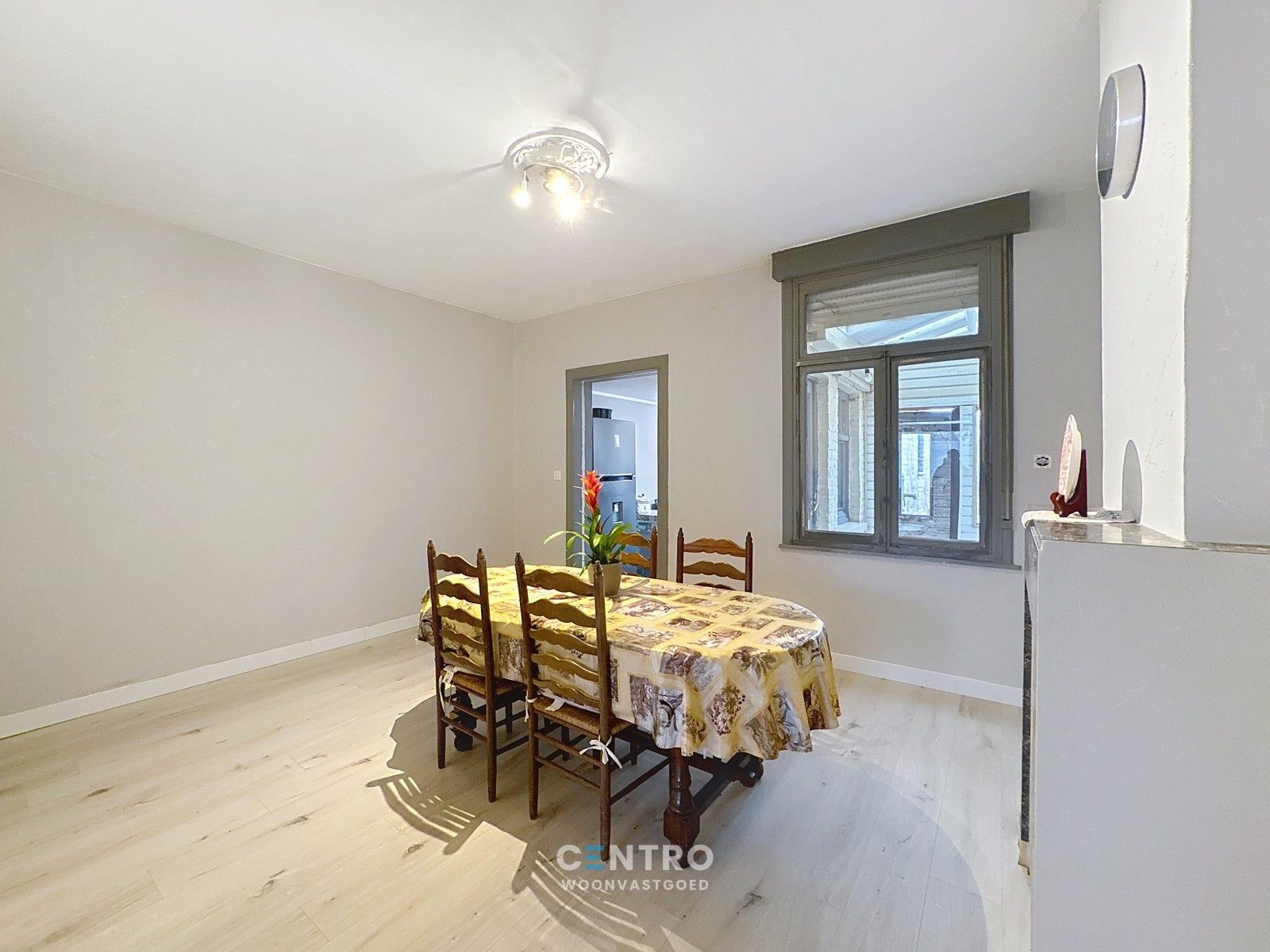 Op te frissen woning met 4 slpks én ZUIDger. tuin te Assebroek! foto 4