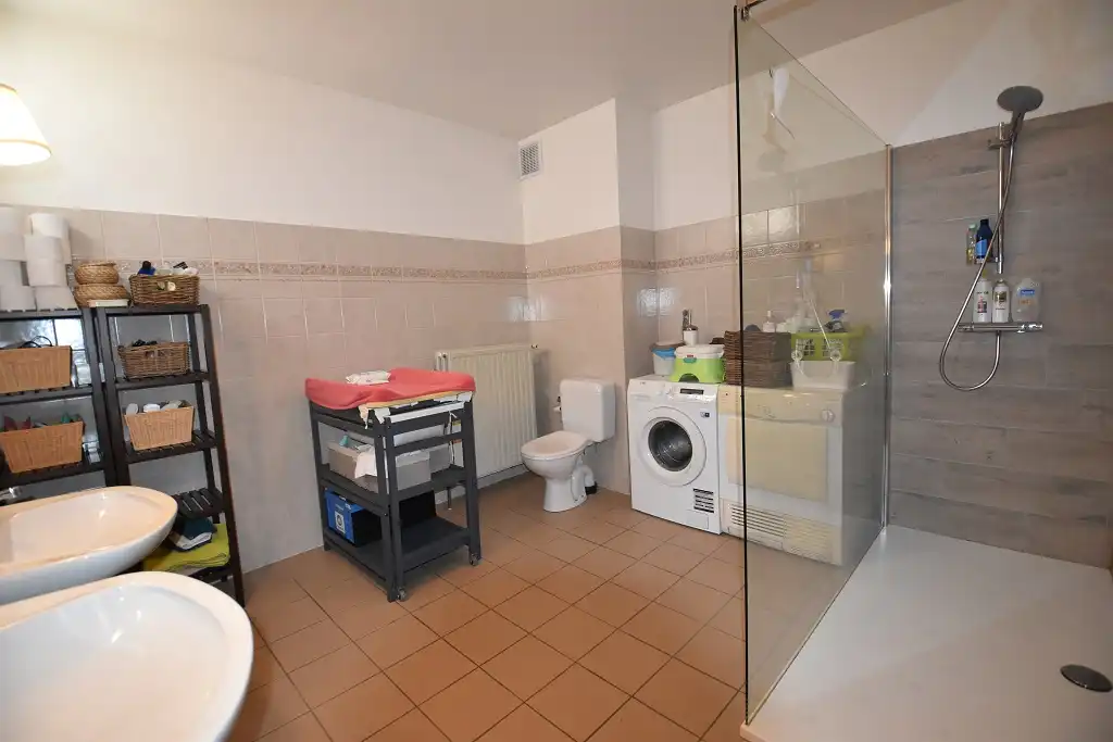 Ruim en lichtrijk appartement met garage in het centrum van Nieuwkerken-Waas foto 8