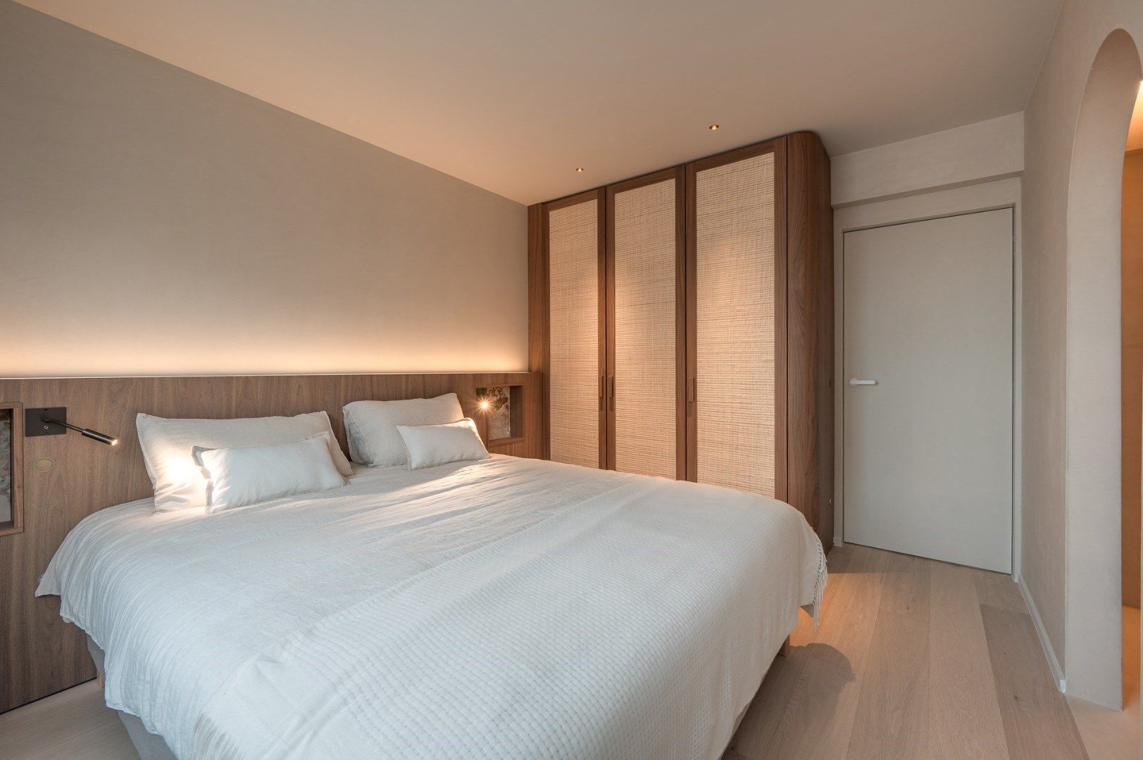 Luxueus gerenoveerd hoekappartement met terrassen en frontaal zeezicht foto 12