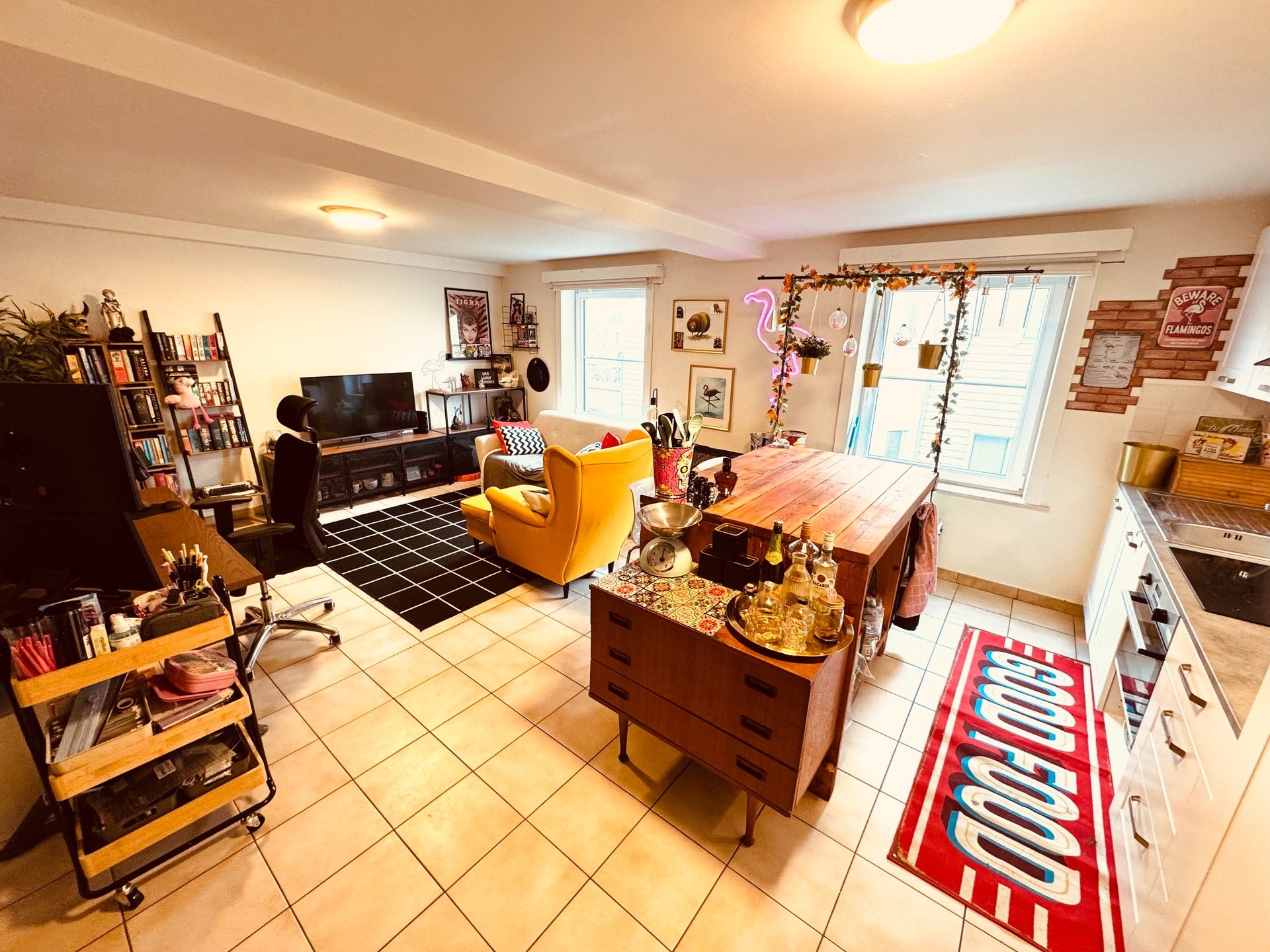 Gerenoveerd duplexappartement met twee slaapkamers te koop in Bredene. foto {{pictureIndex}}