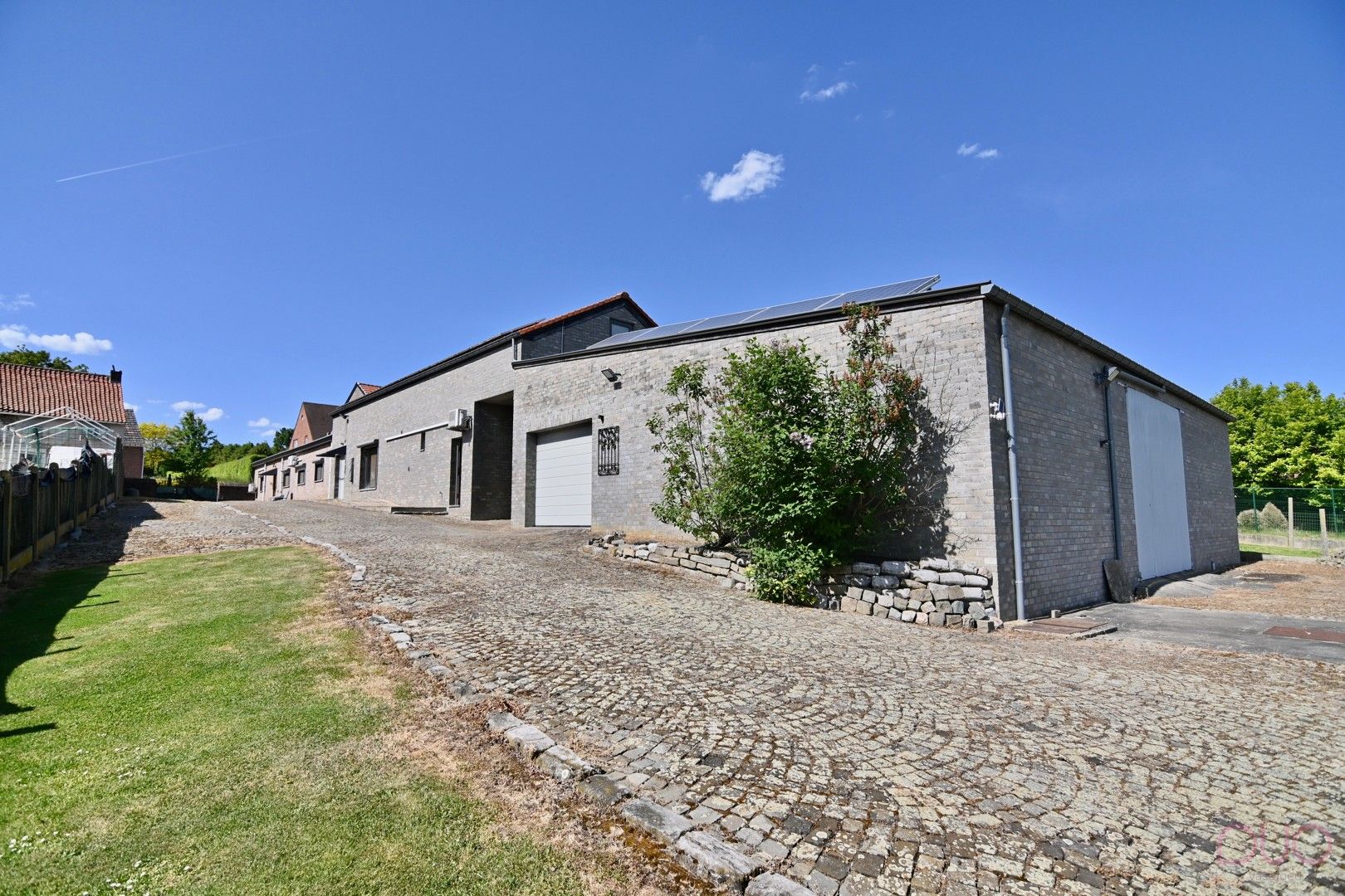 Hoofdfoto van de publicatie: Ruime woning met 3 slaapkamers met uitbreidingsmogelijkheden. Achterliggend 3 garages en loods in Sint-Truiden