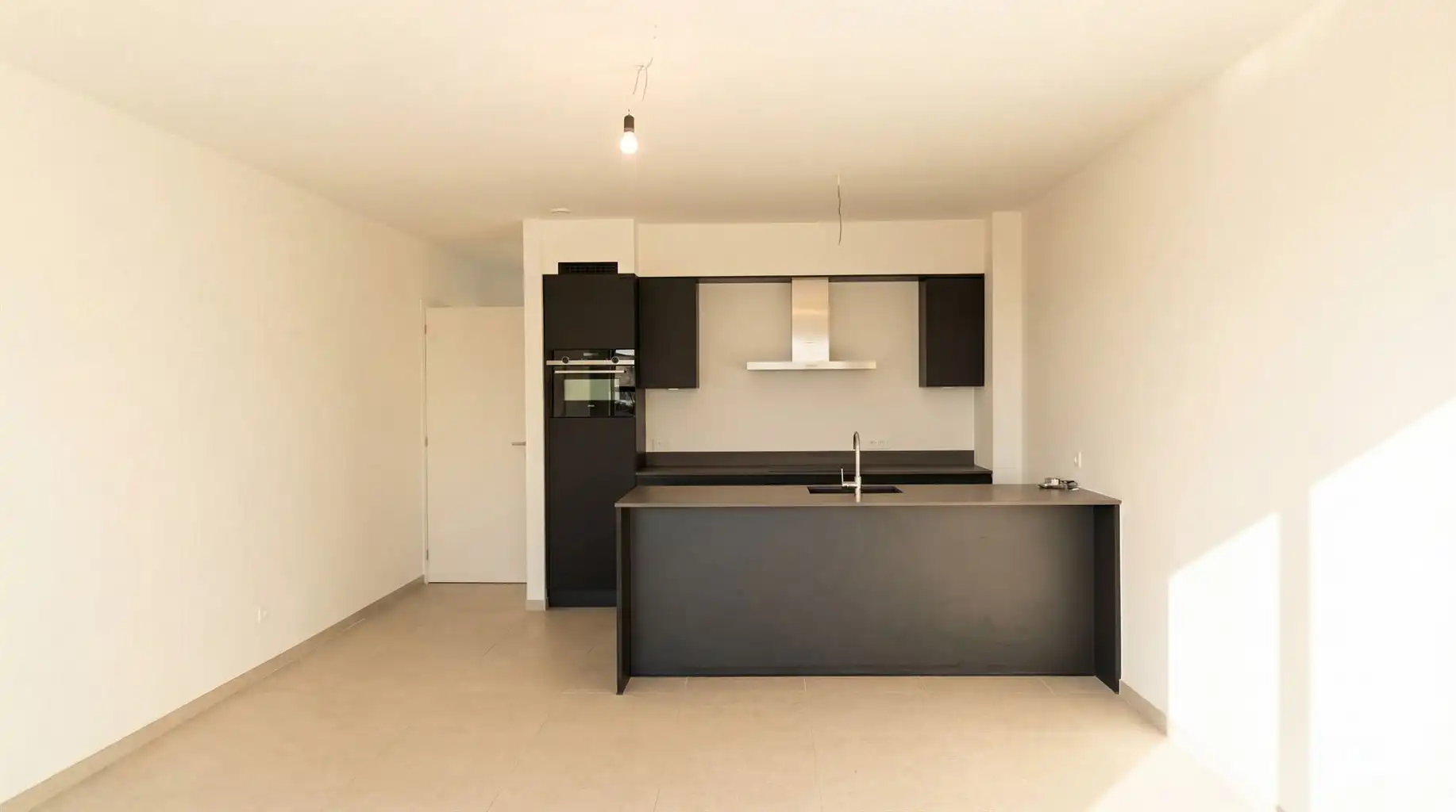 Ruim appartement met 2 slaapkamers, terras en autostaanplaats. foto 2