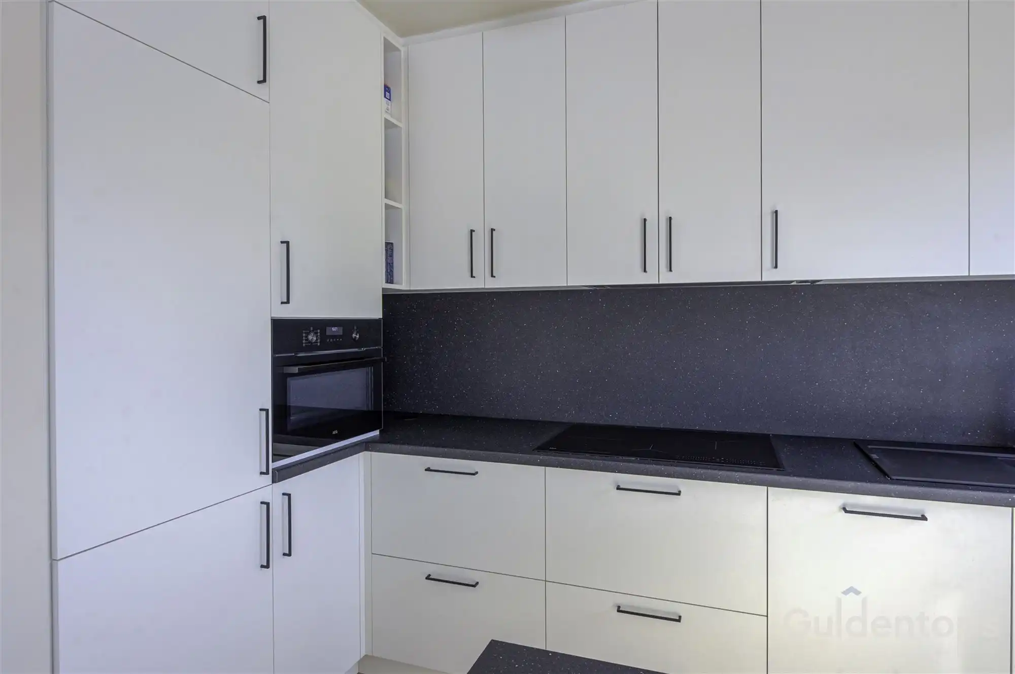 Knap vernieuwd 2 slaapkamerappartement op topligging foto 8