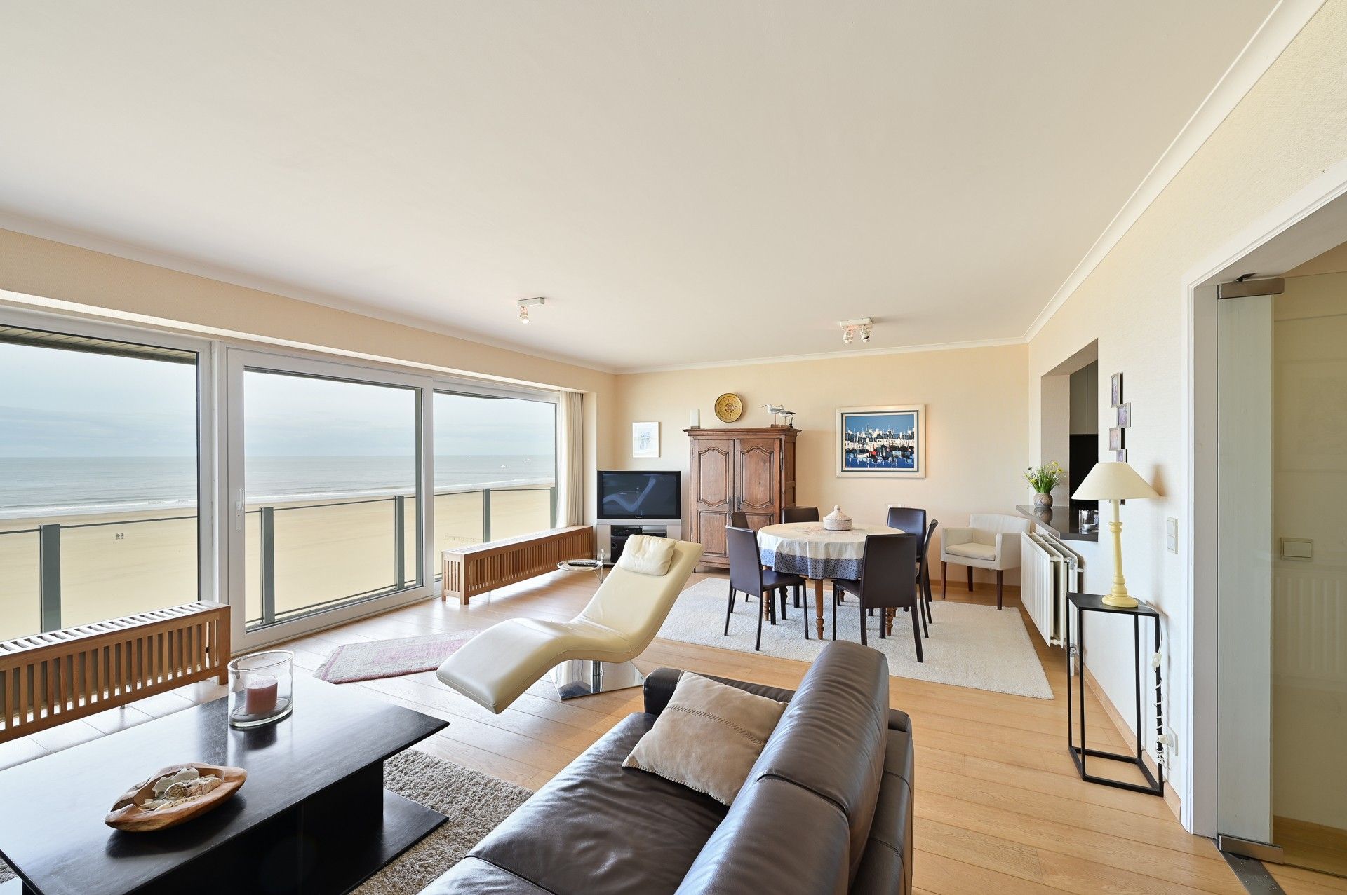 Ruim appartement, goed gelegen aan het Albertstrand te Knokke. foto 5