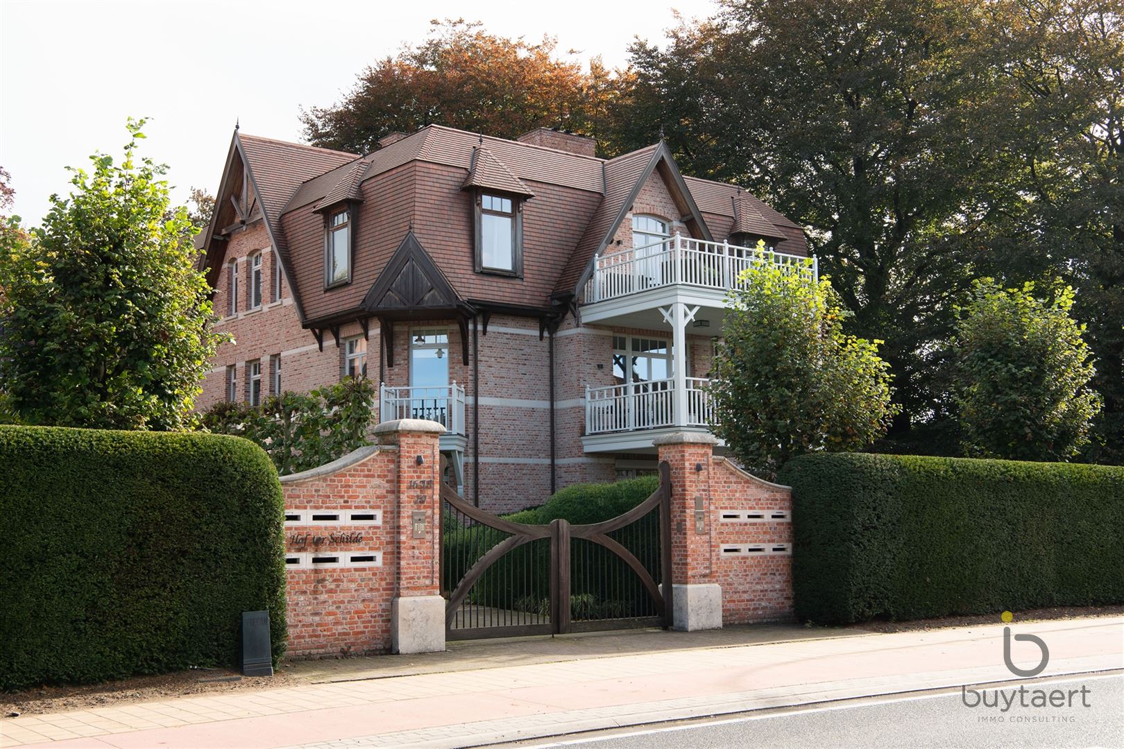 Ontdek deze adembenemende PENTHOUSE in het hartje van Schilde! foto {{pictureIndex}}