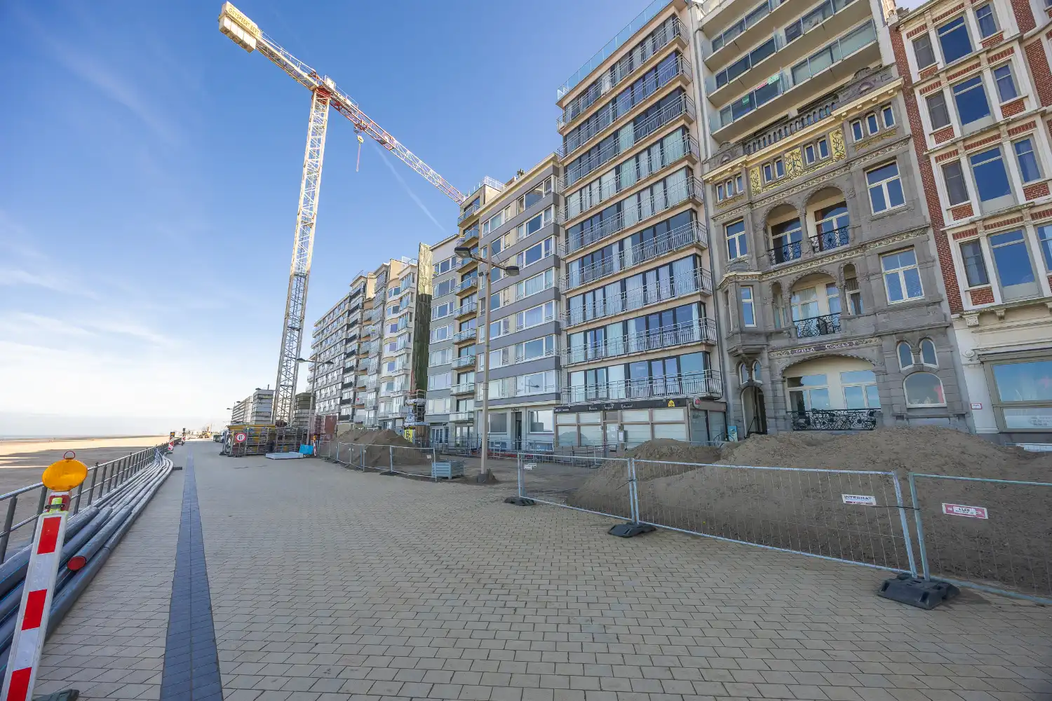 Lichtrijke studio met zuidgericht terras op de zeedijk van Middelkerke te koop foto 18