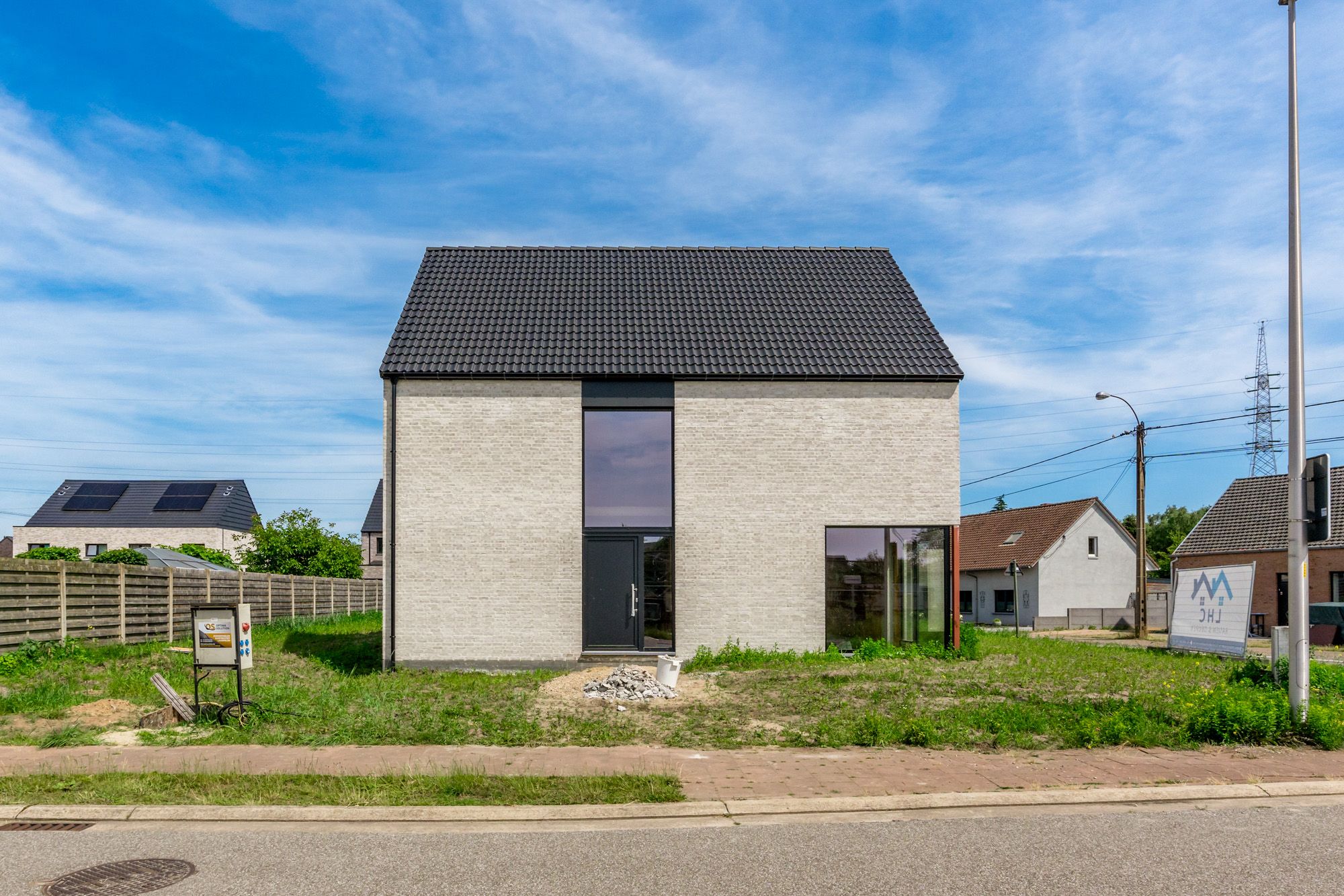 ROYALE CASCO-WONING MET EEN HEERLIJK LICHTRIJKE WOONKAMER MET OPEN KEUKEN EN AANSLUITEND DE BERGPLAATS, 3 SLAAPKAMERS (MEER MOGELIJK), EEN RUIME BADKAMER EN VOLLEDIG ONDERKELDERD MET DAGLICHT!! EEN HEERLIJK RUIM HUIS MET UNIEKE KELDERVERDIEPING, EEN LEUKE TUIN OP 6A 30CA, OP EEN GEGEERDE LOCATIE IN PELT!  foto 2