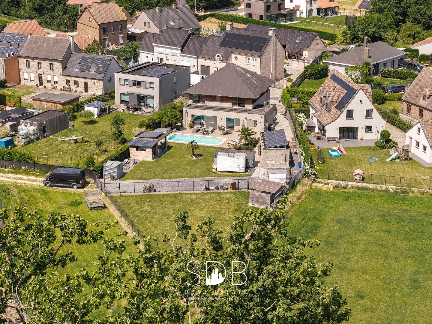 Moderne villa met gezinstuin en zwembad op 1.685m²  foto 32