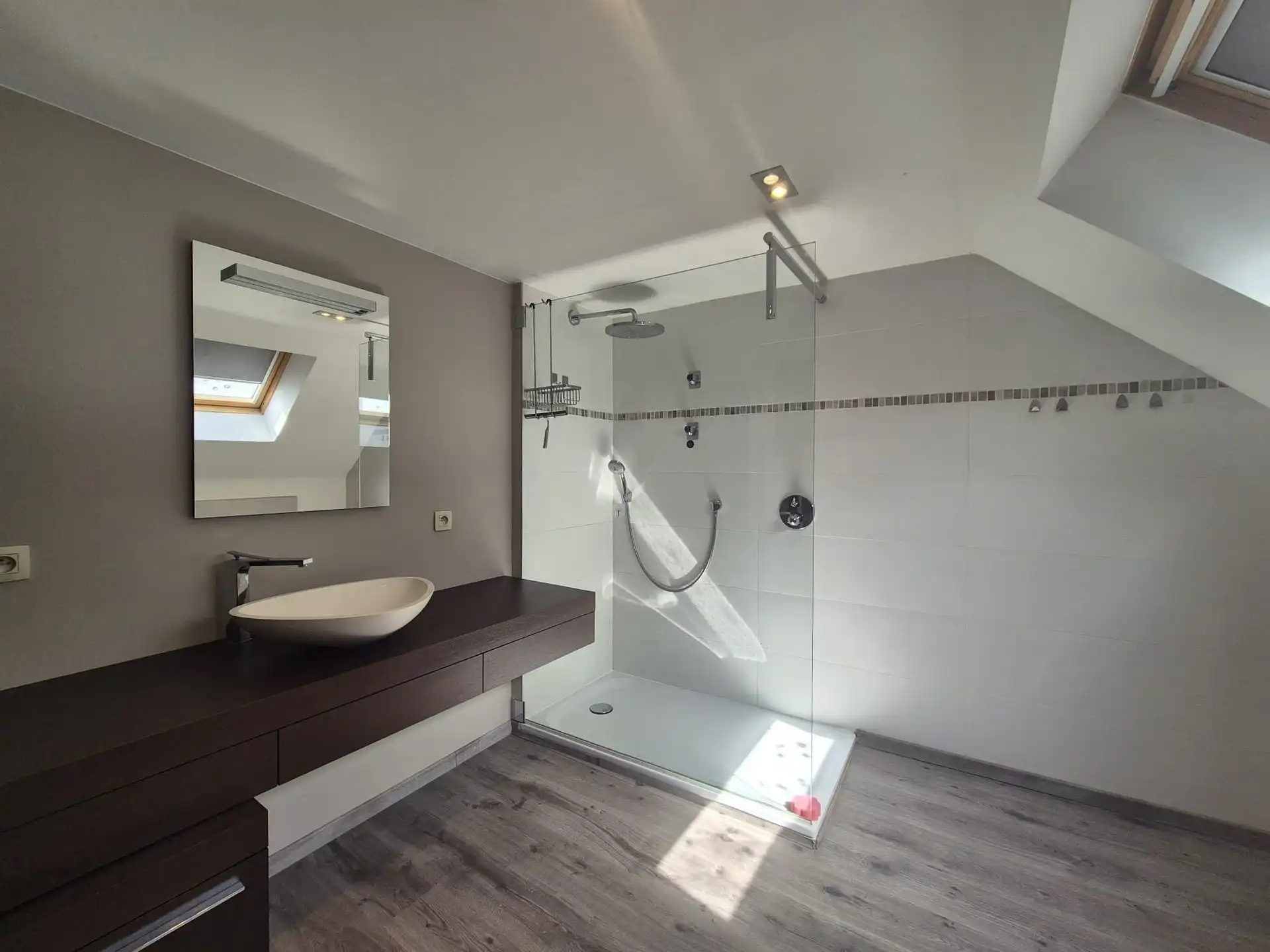 Instapklaar lichtrijk appartement met dakterras boven bakkerij “Hoste”. foto 23