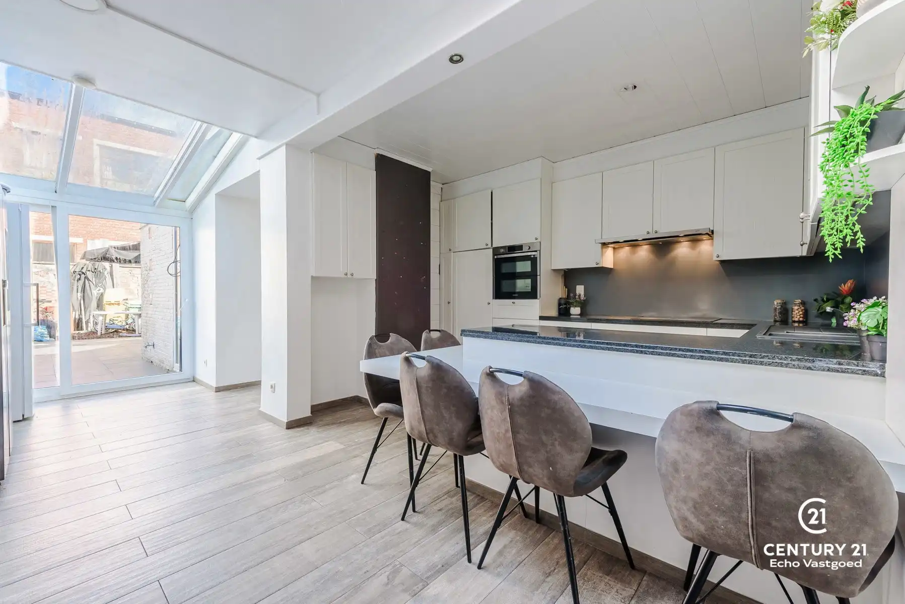 Ruime, gerenoveerde woning met 4 slpk en stadstuin foto 12