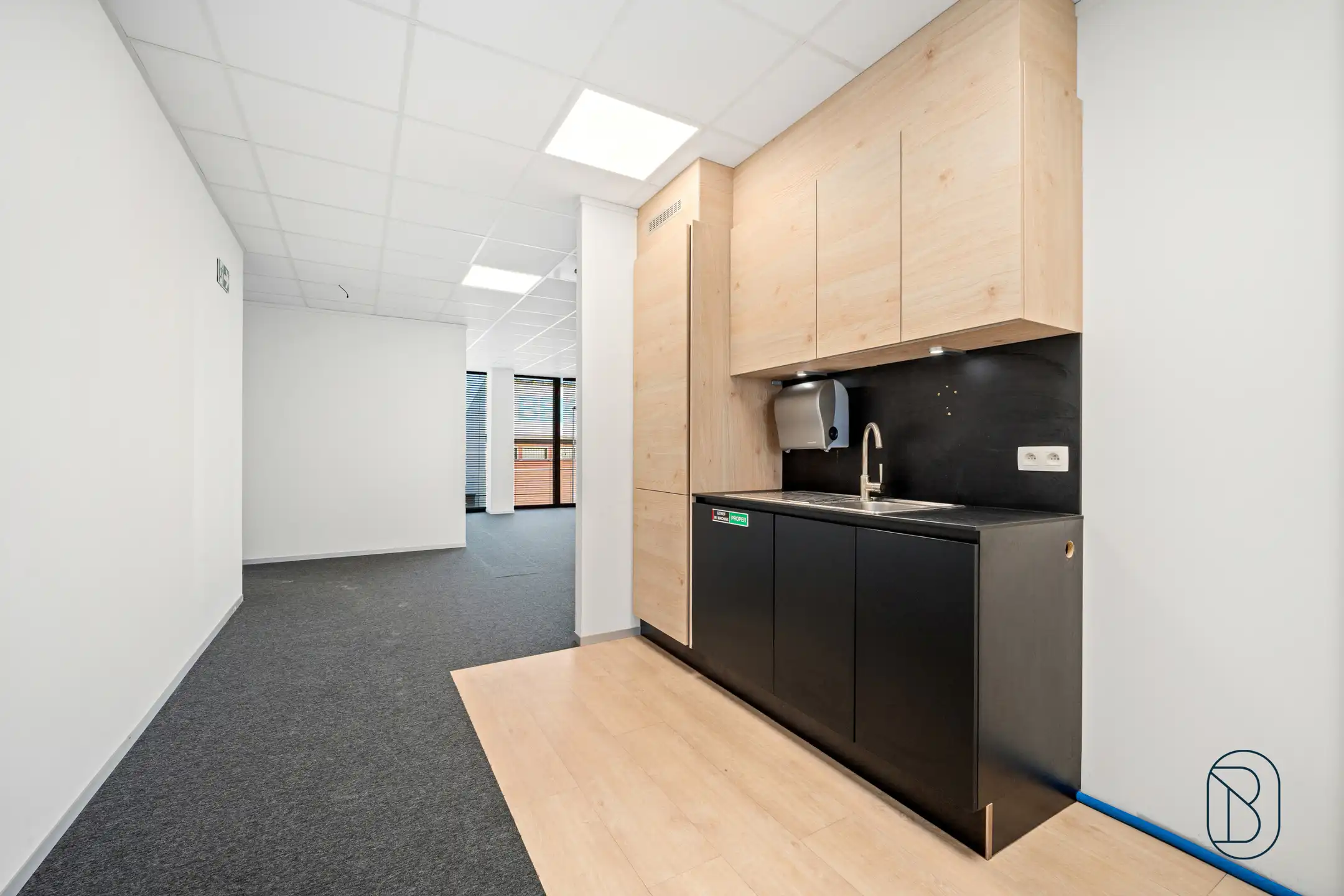 Lichtrijk groot kantoor in mooi bedrijfscomplex te Zwevegem foto 15