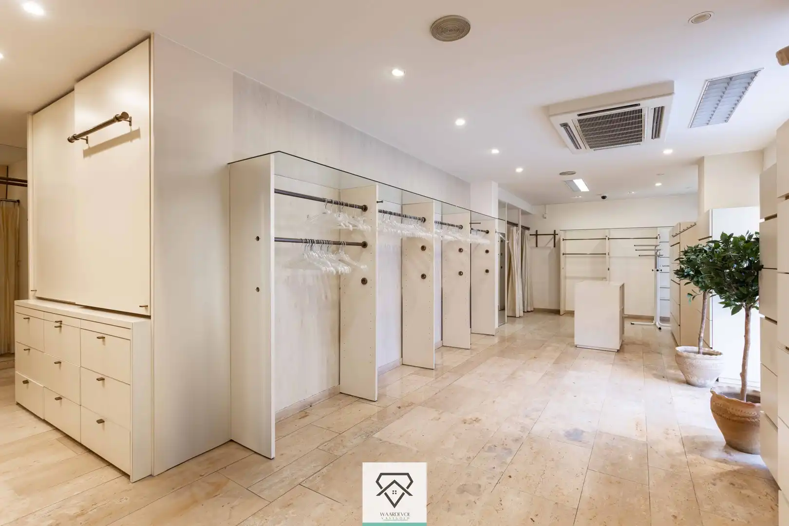 Ruime winkel met uitzonderlijk woonvolume en sterke herontwikkelingsmogelijkheden foto 6