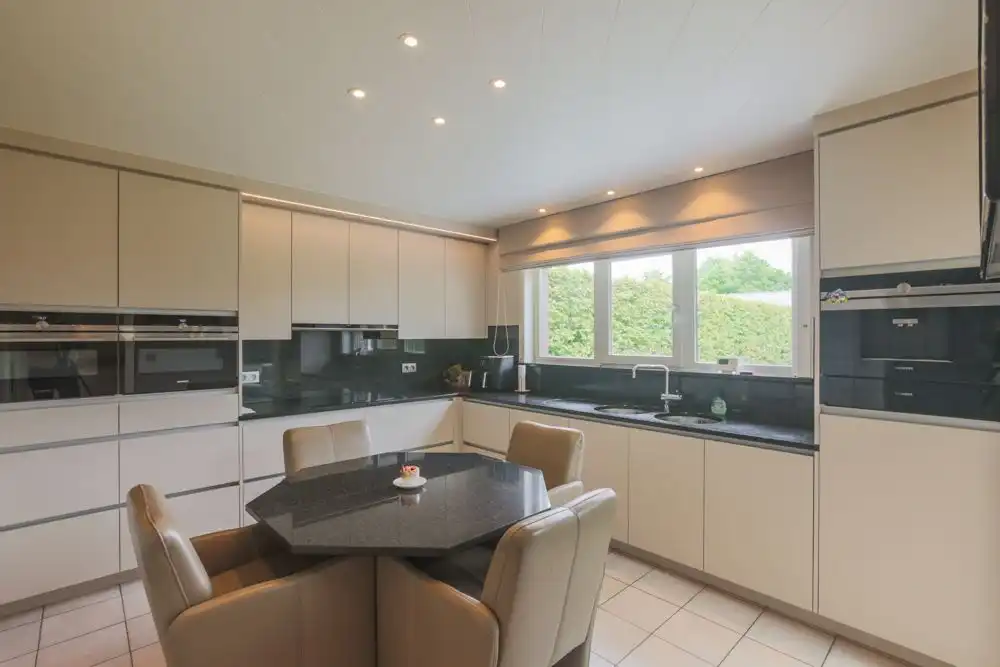 Ruime halfopen woning met garage, carport en tuin foto 9