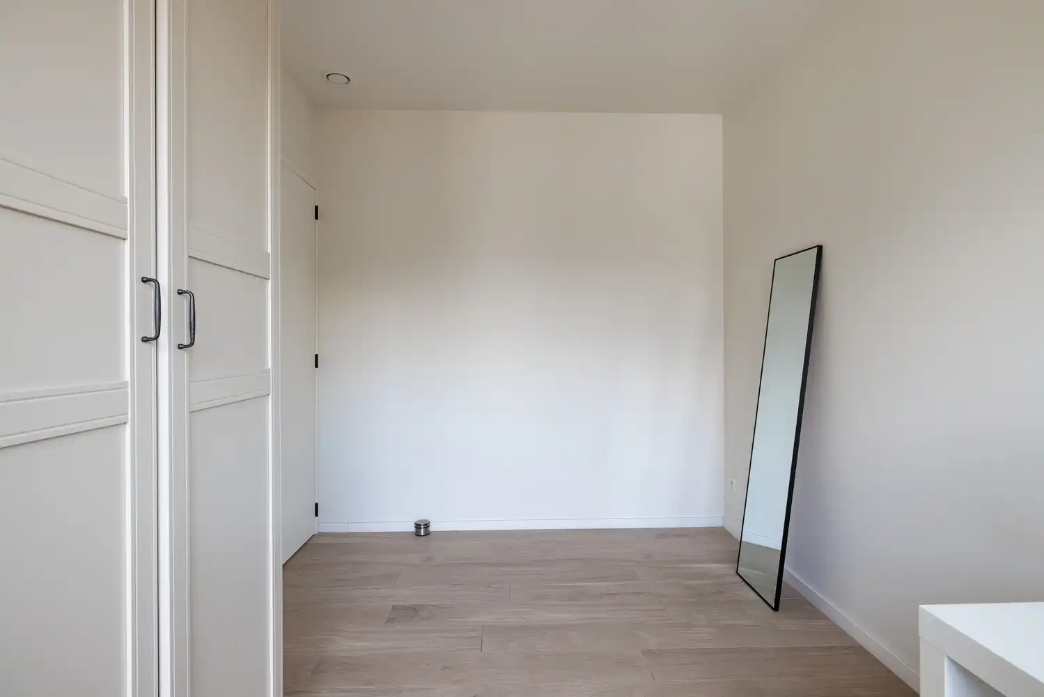 Recent en lichtrijk 2-slaapkamerappartement met garage foto 22