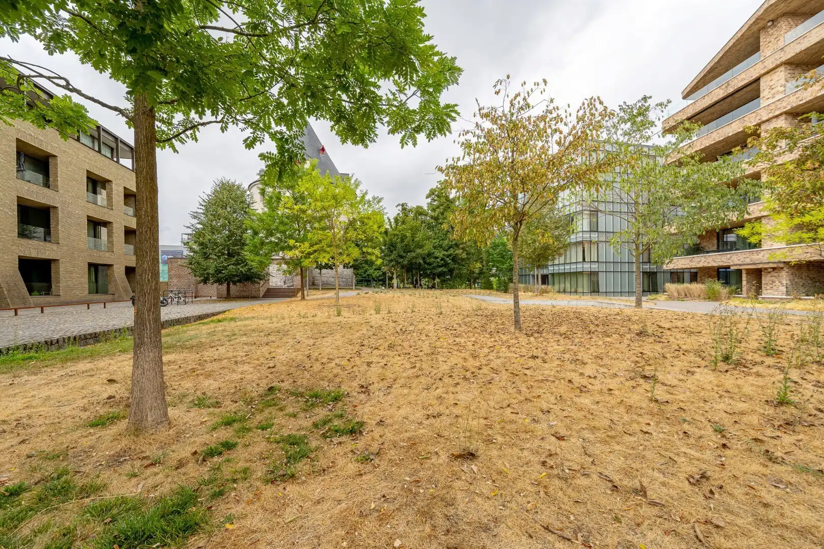 Recent, instapklaar appartement met overdekte staanplaats aan de Broeltorens in Kortrijk foto 16
