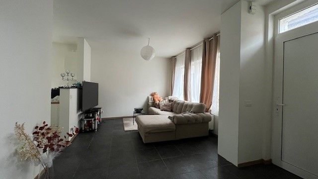 Volledig gerenoveerde woning met 2 slaapkamers en tuin. foto 2