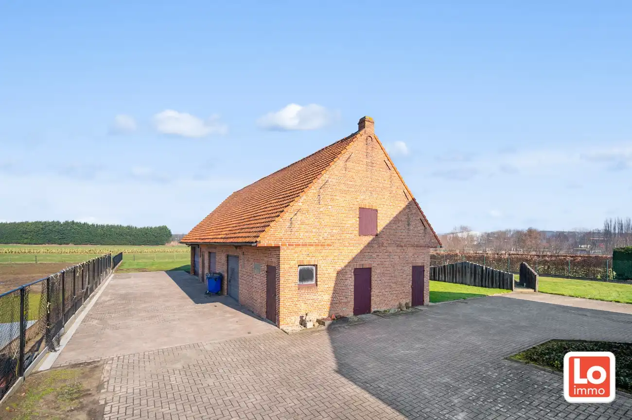 VERKOCHT!! Heel ruime degelijke open woning met praktijkruimte, inpandige garage en ruime gerenoveerde schuur met heel wat potentieel gelegen op een gemakkelijk bereikbare locatie tussen Oostakker en Lochristi! foto 7