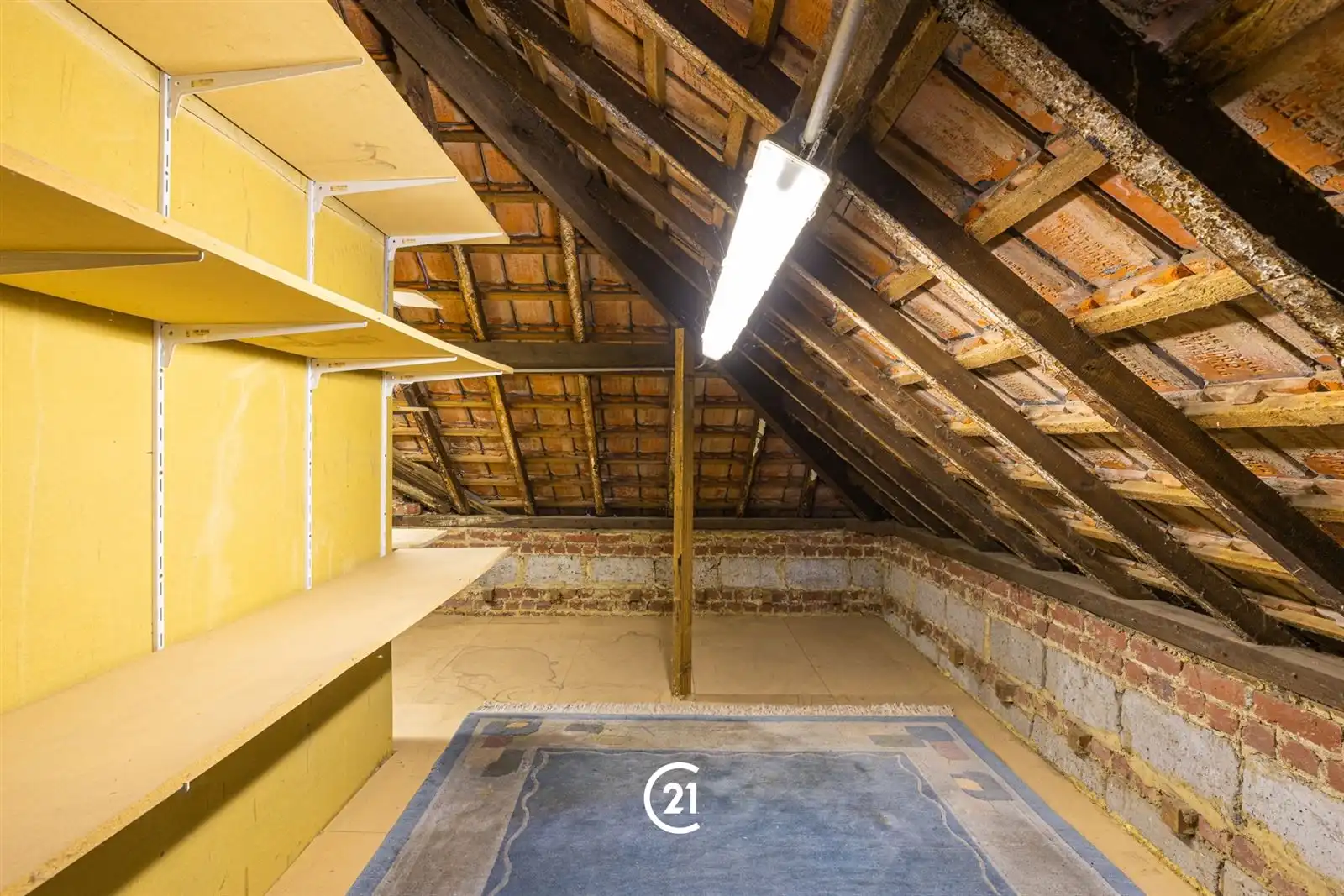 Een ruime woning met karakter, tuin, garage op een interessante locatie.  foto 23