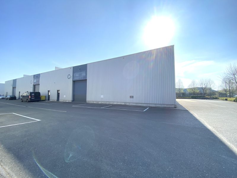 Instapklaar magazijn met kantoor en 5 autostaanplaatsen Winkelom. foto 3