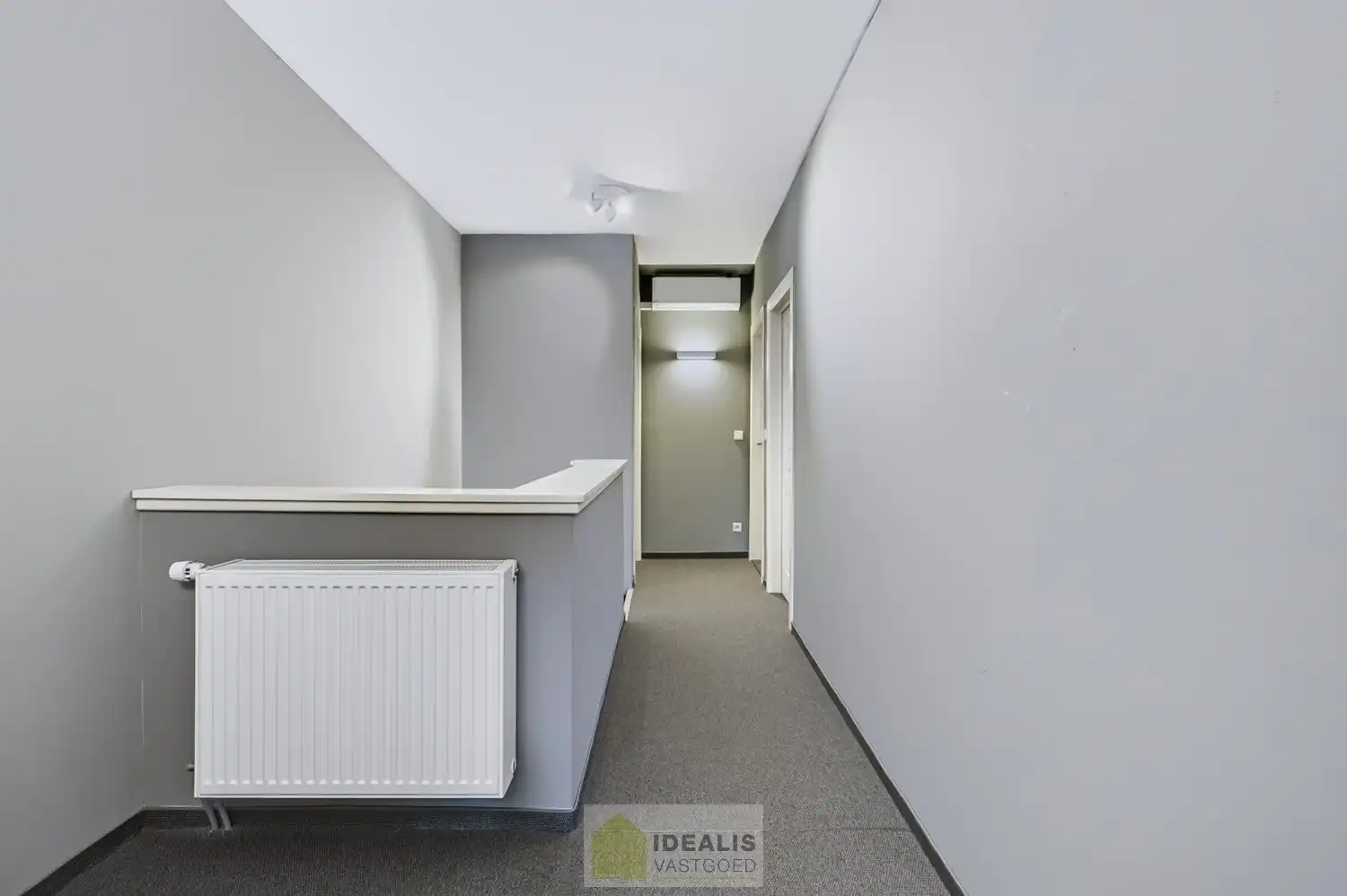 IDEALIS VASTGOED – EEN HUIS OM VERLIEFD OP TE WORDEN! DEZE PRACHTIGE INSTAPKLARE (LEVENSBESTENDIGE) VILLA MET EEN HEERLIJKE LICHTRIJKE LEEFRUIMTE VOORZIEN VAN EEN OPEN KEUKEN, 5 SLAAPKAMERS, 2 BADKAMERS, EEN PERFECT AANGELEGDE TUIN IN ALLE PRIVACY, UITGERUST MET EEN GOED VOORZIENE BUITENKEUKEN EN BIJGEBOUWEN INGERICHT VOOR WELLNESS (HOT TUB) EN BERGRUIMTE! EEN MUST VISIT VOOR ZIJ OP ZOEK NAAR MOOIE HUIZEN! foto 34
