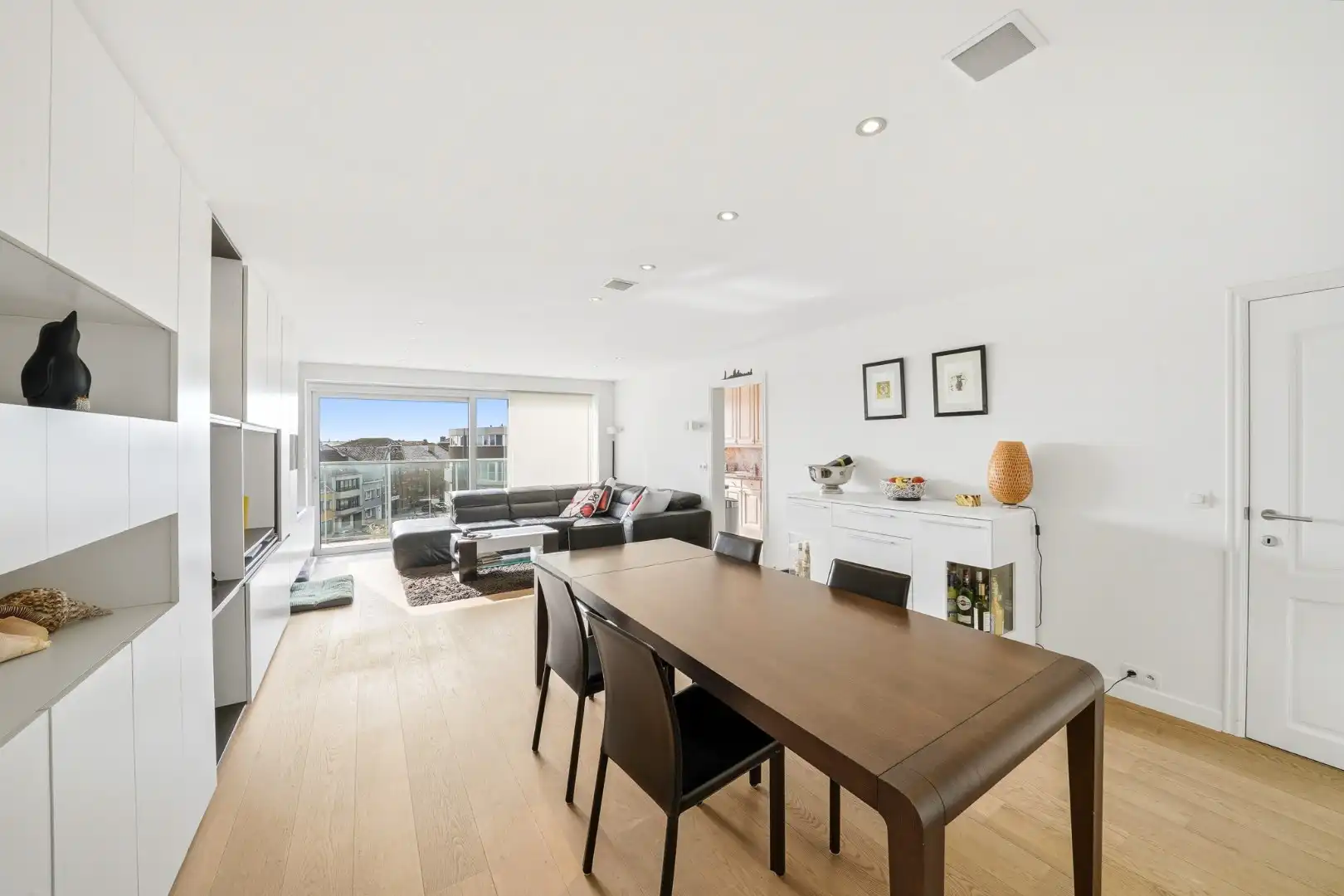 Ruim appartement met 3 slaapkamers, 2 terrassen, garage en staanplaats in Oostende foto 5