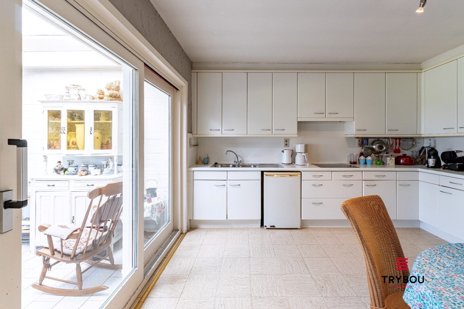 Ruime alleenstaande woning met inpandige garage, magazijn en aangelegde tuin op 1149m² foto 9