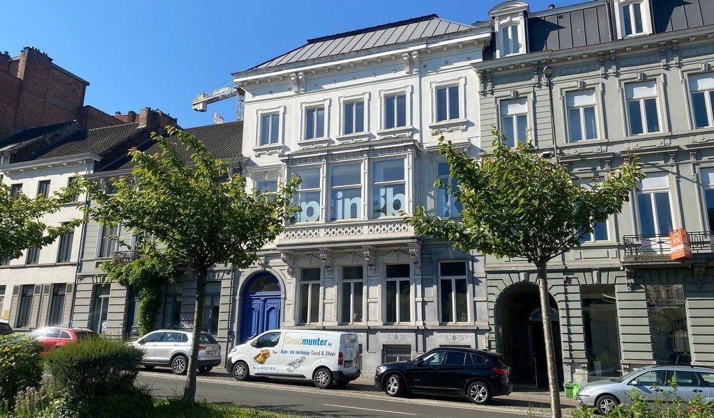 Gemeubelde kantoren in statig herenhuis aan R40 in Gent foto {{pictureIndex}}