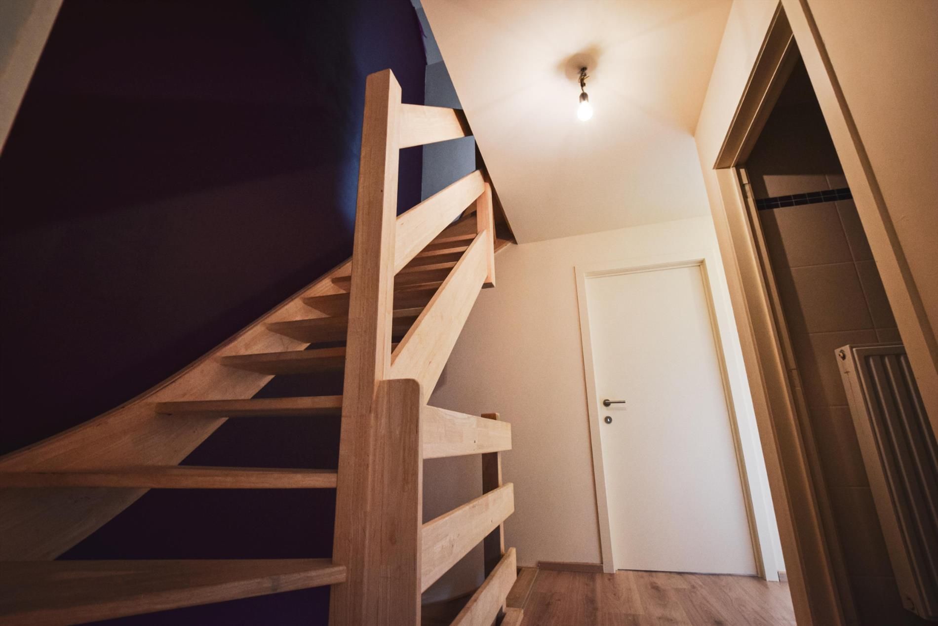 Gesloten bebouwing gelegen in rustige buurt met 4 slaapkamers in De Haan foto 6