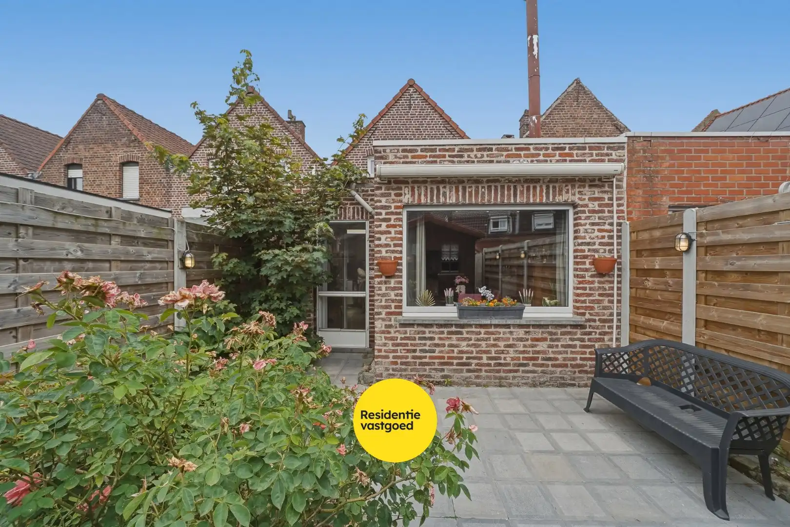 Verzorgde woning met garage op centrale ligging te Roeselare foto 2