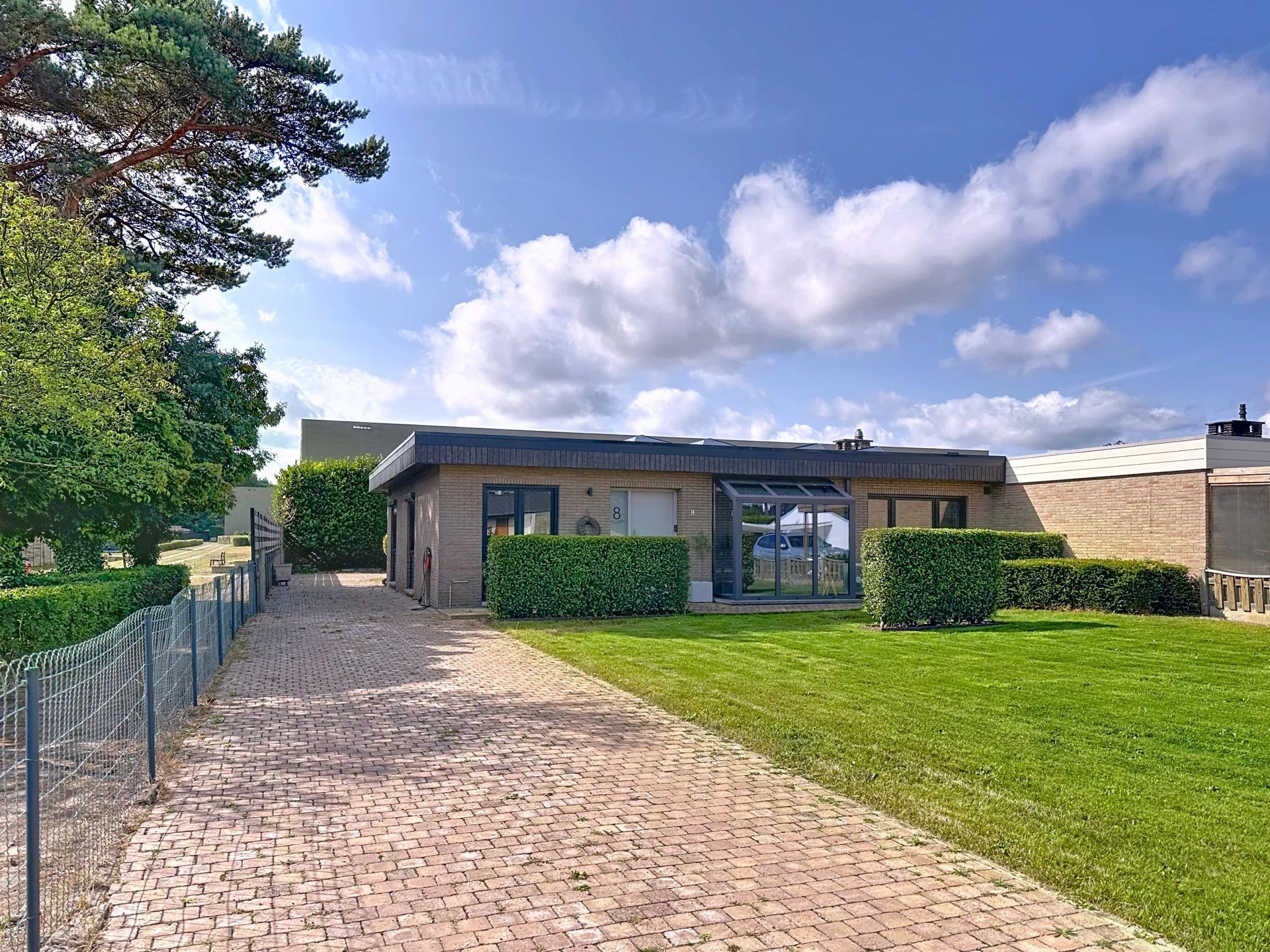 Gelijkvloerse woning op ruim perceel (8 are) in landelijke omgeving. foto {{pictureIndex}}