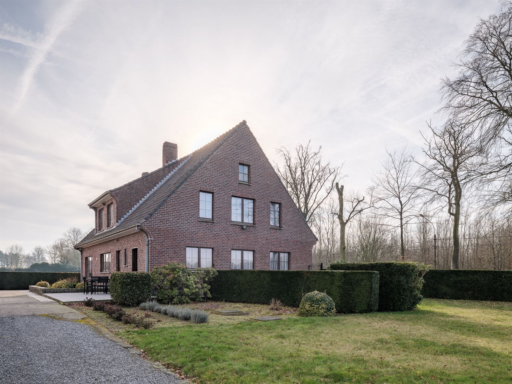 Villa met bijgebouwen op de grens met Hansbeke foto 3