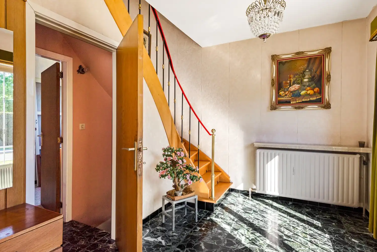 Ruime te renoveren woning met achterliggend weiland (4042m²) te Oelegem! foto 3