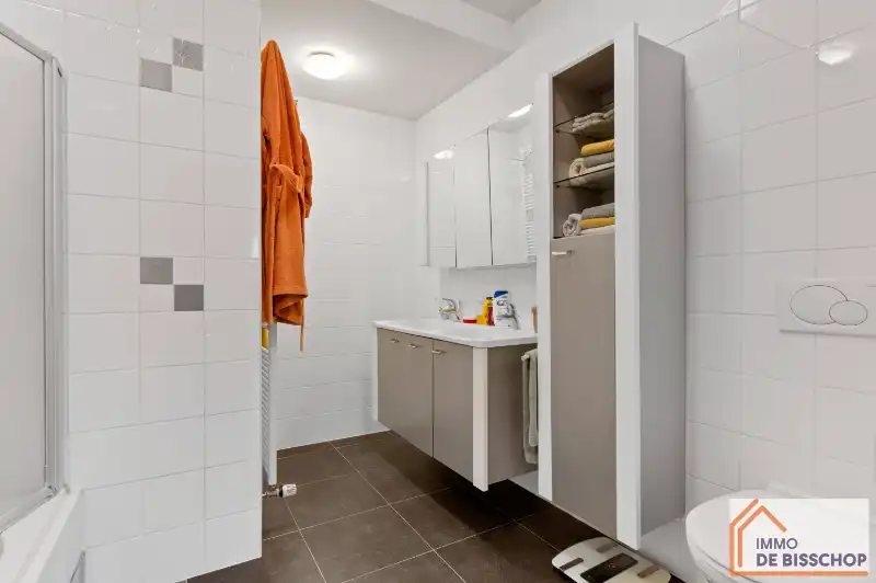 Groot, instapklaar appartement met 3 slaapkamers, mooi terras en garage foto 13